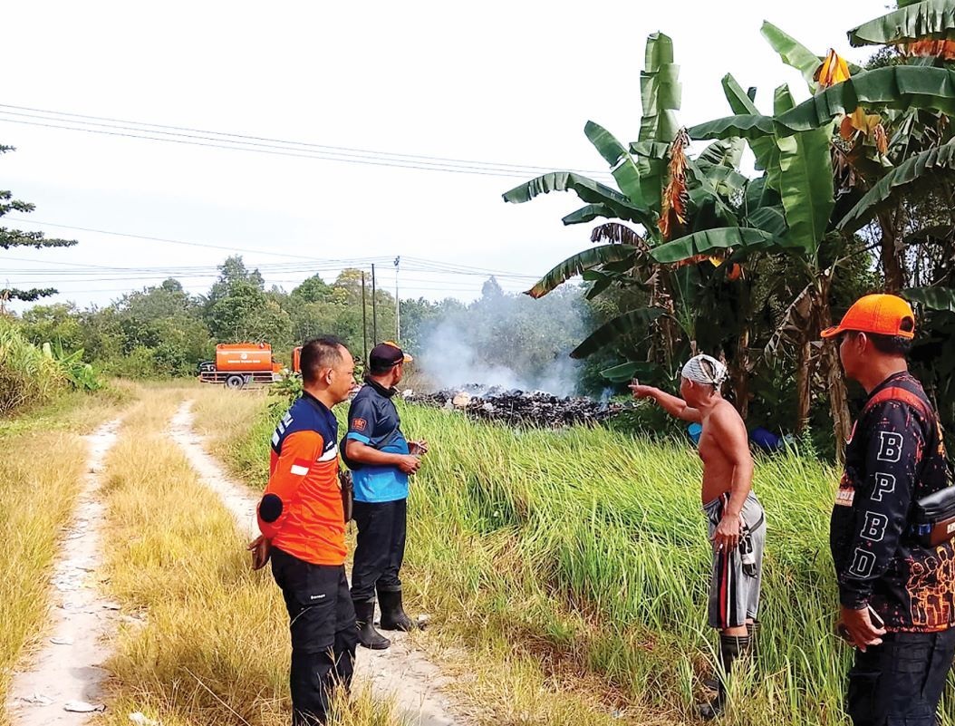 Petugas BPBD Kotim mendatangi lokasi kebakaran lahan , di salah satu desa, belum lama tadi.