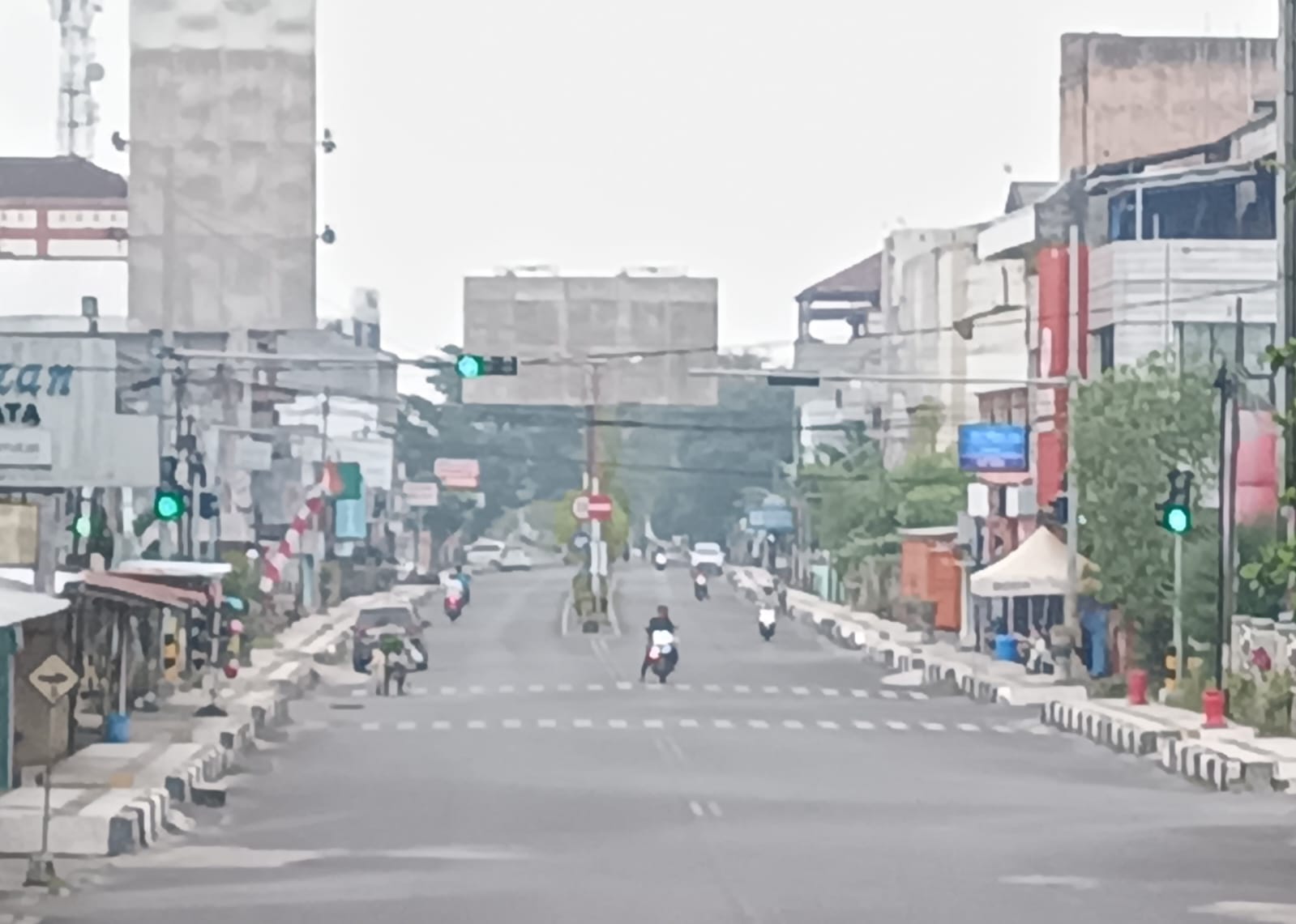 Sampit diselimuti asap tipis pagi hari, Rabu (28/1/2026). (Oes/Radar Sampit)
