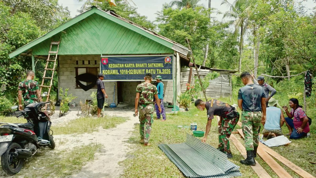 REHAB RUMAH : Babinsa Koramil 1016-02/Bukit Batu Kodim 1016/Palangka Raya melaksanakan pendampingan program Karya Bhakti. FOTO: IST/RADAR SAMPIT