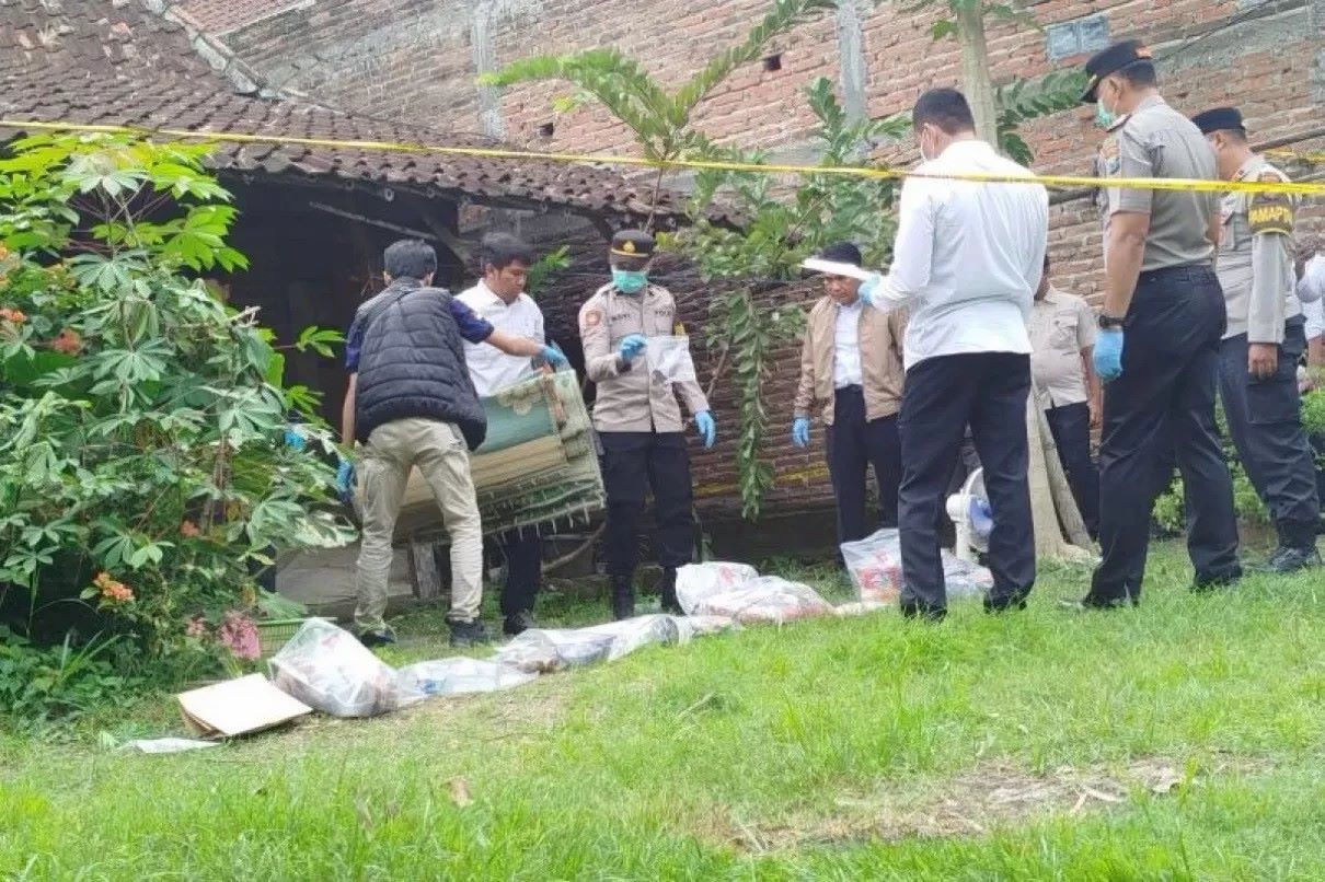 OLAH TKP: Petugas Sat Reskrim Polres Ponorogo melakukan olah tempat kejadian perkara