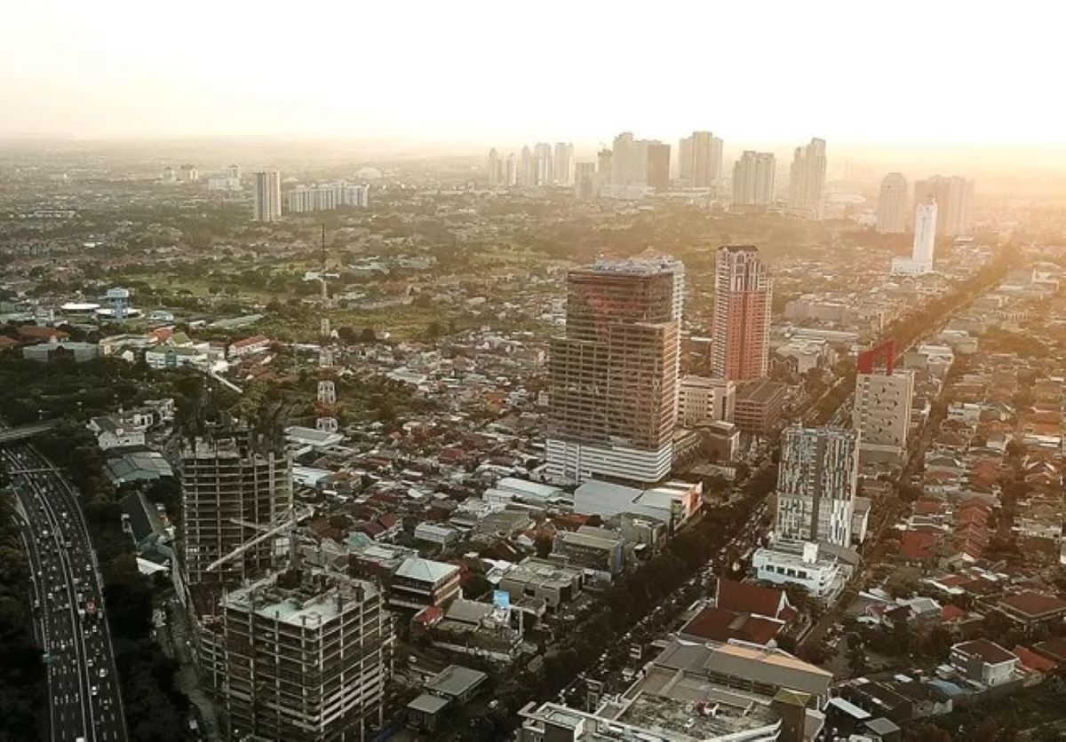 INVESTASI PROPERTI: Pemandangan menjelang senja di kawasan Surabaya Barat diambil dari drone kemarin. Pertumbuhan apartemen di Surabaya makin meningkat. (Riana Setiawan/Jawa Pos)