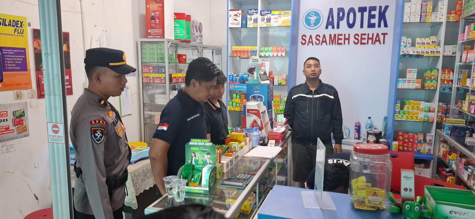 Anggota Polresta Palangka Raya cek TKP pencurian. (polresta palangka raya)