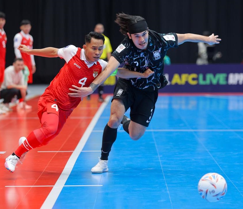 Perebutan bola antara pemain timnas futsal Indonesia dengan pemain Korea Selatan di awal grup A, AFC CUP 2026