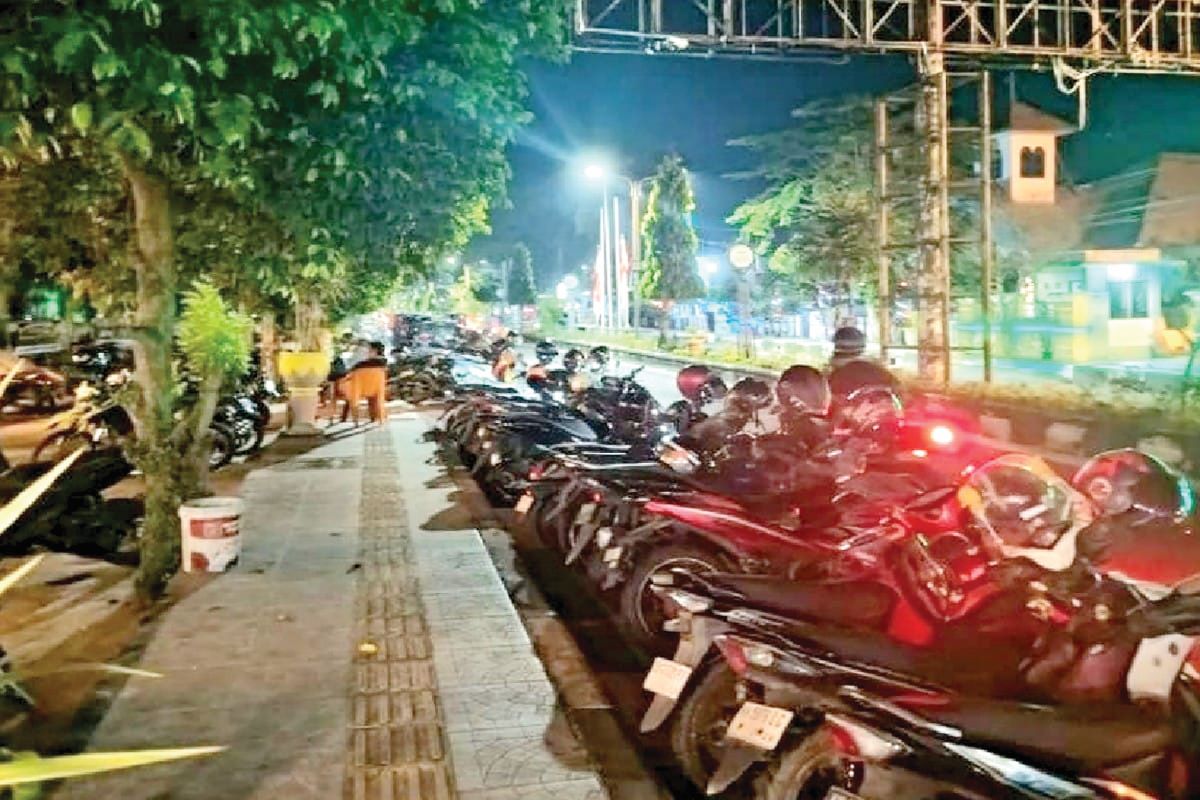 PARKIR: Badan jalan di Jalan Ahmad Yani, Sampit digunakan parkir kendaraan pengunjung kafe. FOTO: DISHUB KOTIM/RADAR SAMPIT