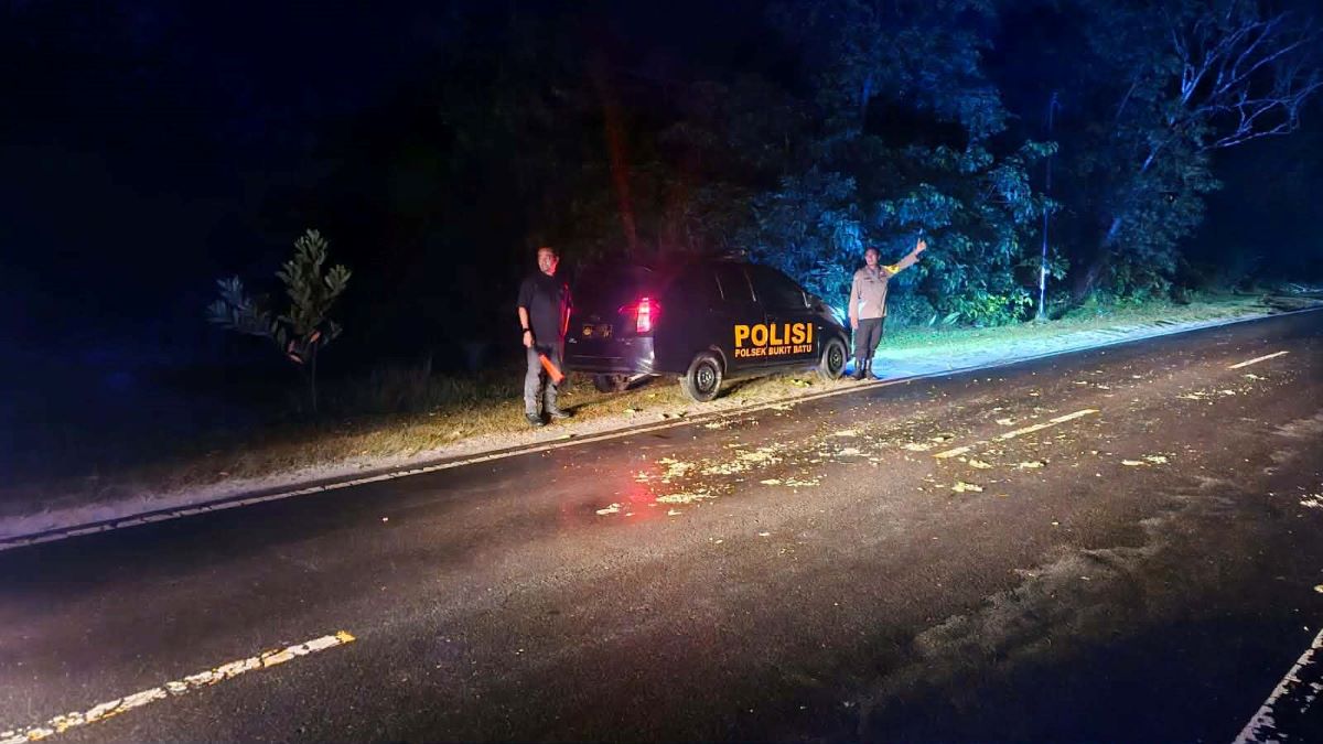 PATROLI: Personel Polresta Palangka Raya melaksanakan patrol dini hari memantau jalur rawan kecelakaan lalu lintas. FOTO: IST/RADAR SAMPIT