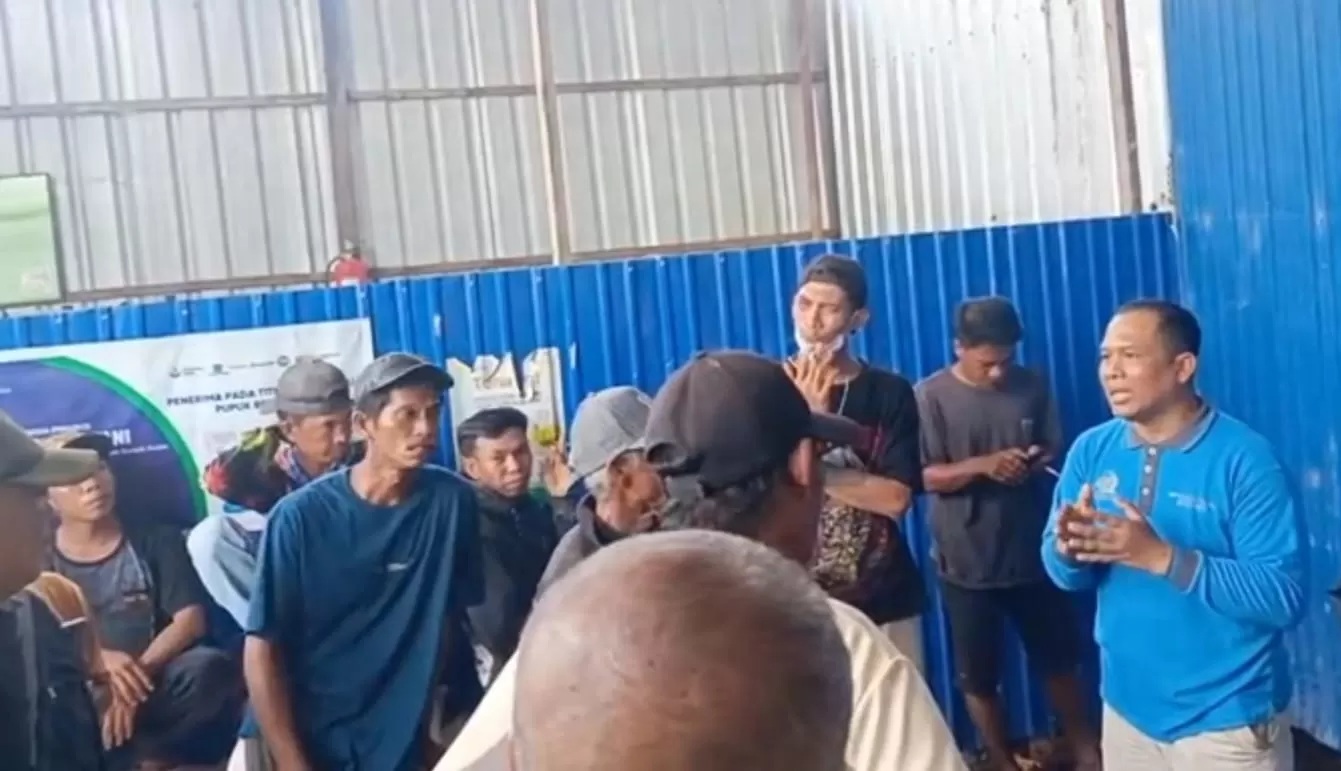 Kades Lampuyang, Muksin saat menjelaskan terkait pupuk subsidi kepada warganya. (SC video warga/radar sampit)