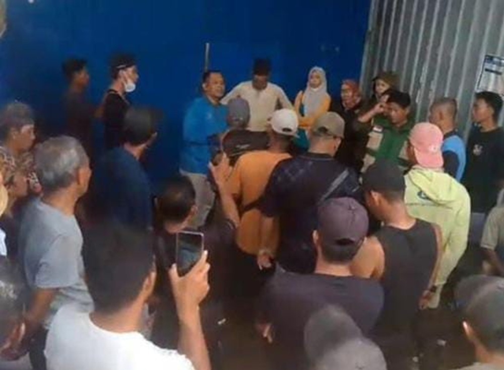 Para petani Desa Lampuyang, mendatangi gudang distribusi pupuk bersubsidi, Senin (26/1/2026).