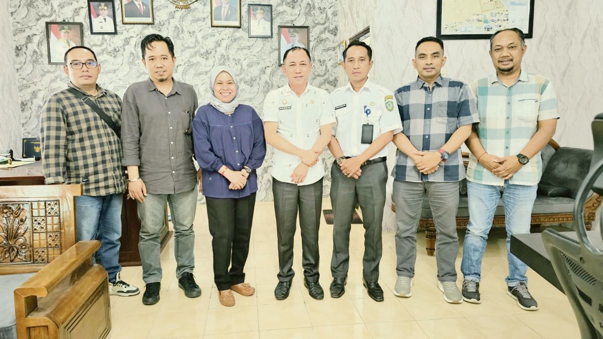 SINERGI: Manajemen Radar Sampit bersama Kepala Dinas Perikanan Kotim Ahmad Sarwo Oboi dan Kepala Bidang Perikanan Tangkap Ikhsan Humairi, Rabu (28/1/2026). FOTO: YUNI/RADAR SAMPIT