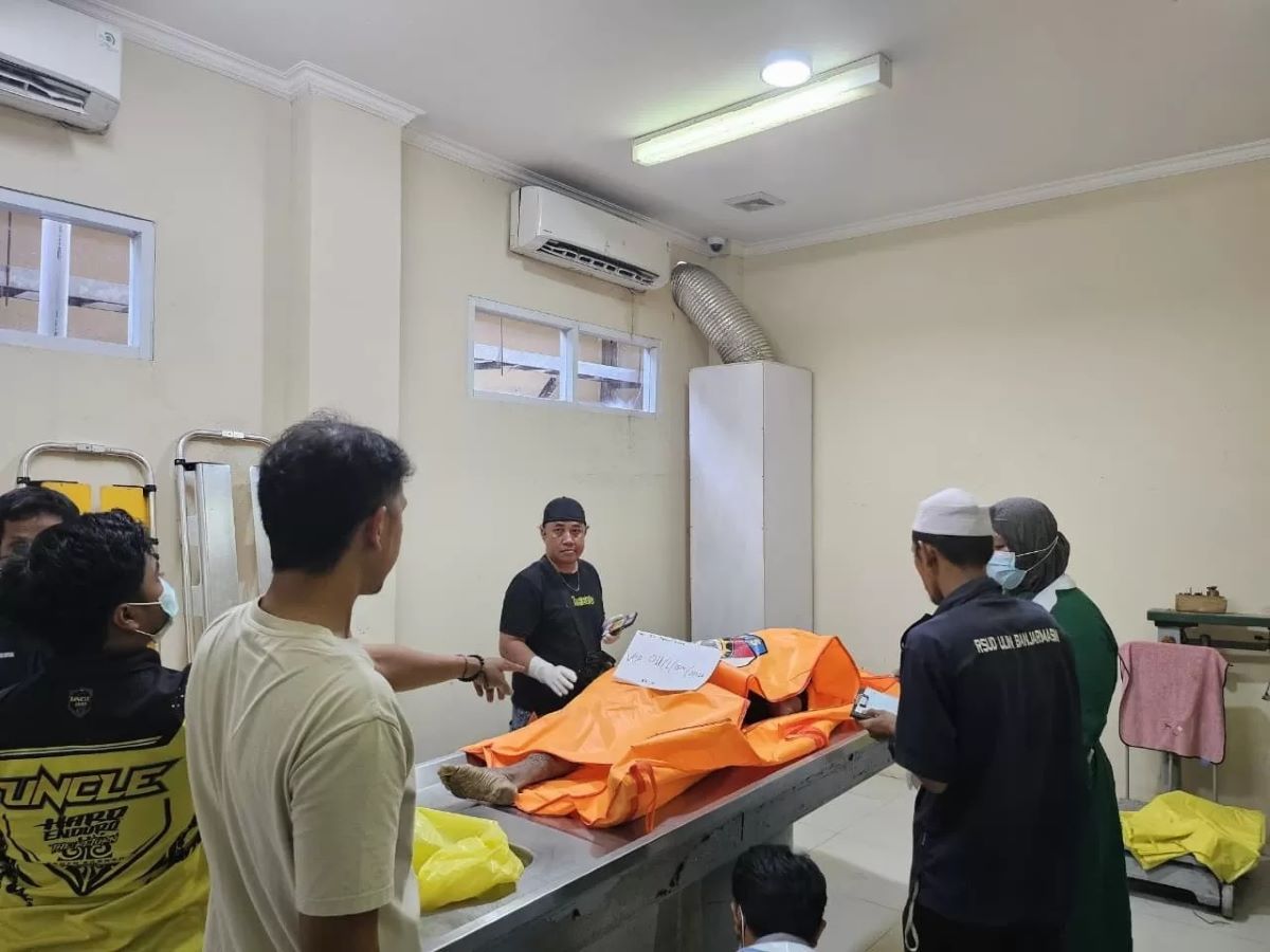 TANPA IDENTITAS: Jasad korban dibawa ke kamar pemulasaraan jenazah RSUD Ulin Banjarmasin. (Foto: Polairud untuk radar bjm)