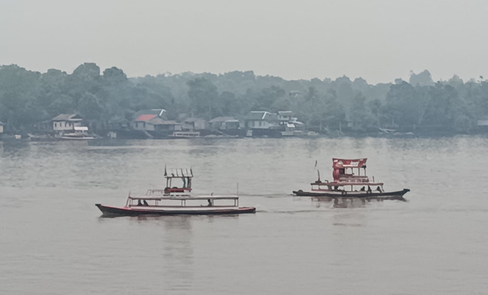 Sampit Diselimuti Kabut Asap Tipis tampak dari tepian Sungai Mentaya, Rabu (28/1/2026). (oes / Radar Sampit) 