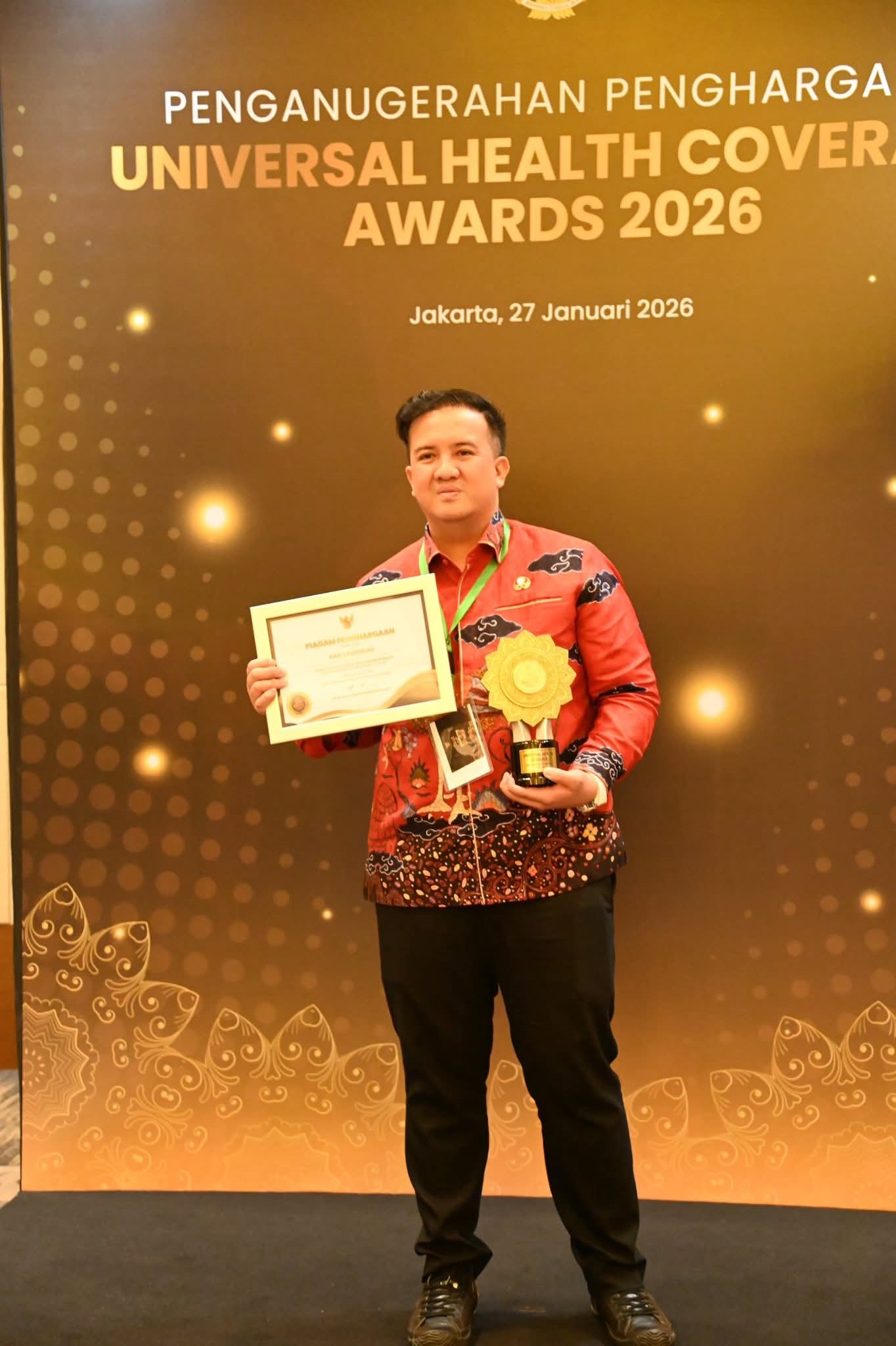 Bupati Lamandau menerima penghargaan Universal Health Coverage (UHC Award 2026) di Jakarta.