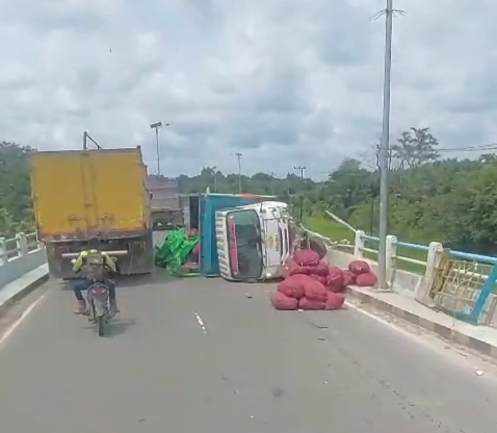 Truk bermuatan jengkol terguling usai menabrak pembatas Jembatan Sugianto Sabran di Kecamatan Kotawaringin Lama, Kabupaten Kotawaringin Barat, Rabu (28/1).