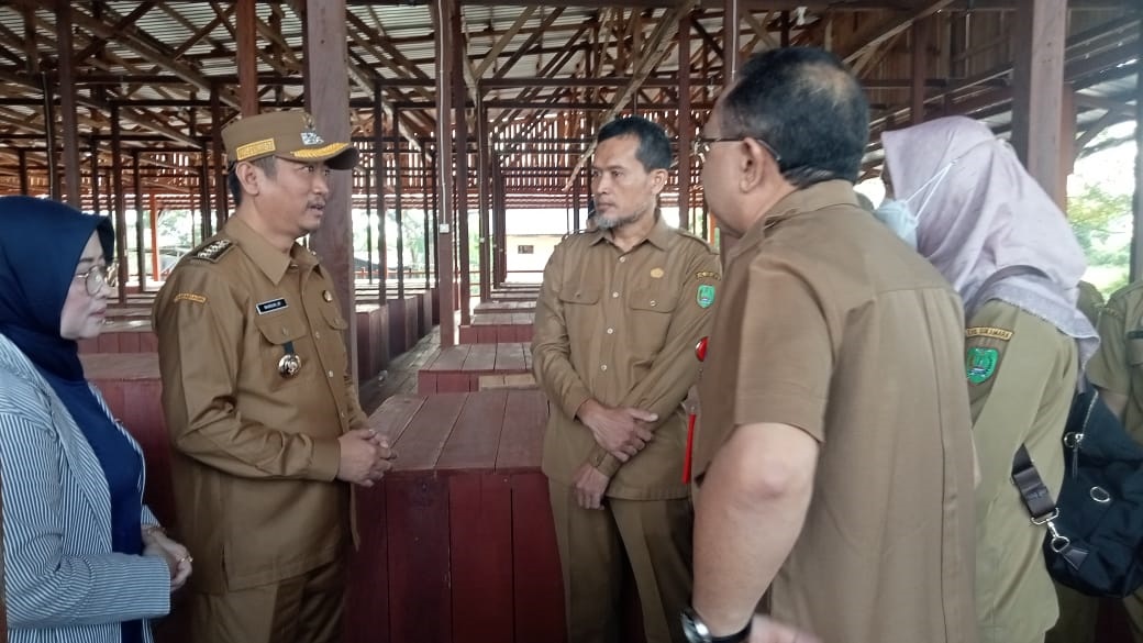 Bupati Sukamara Masduki meninjau pembangunan Pasar Saik Sukamara beberapa waktu lalu.
