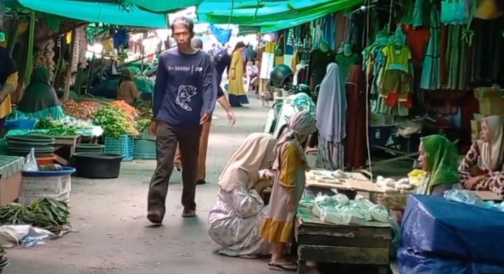 Pedagang Pasar Indra Sari lebih memilih menggelar dagangannya di lorong pasar daripada menempati kios yang sudah disediakan.