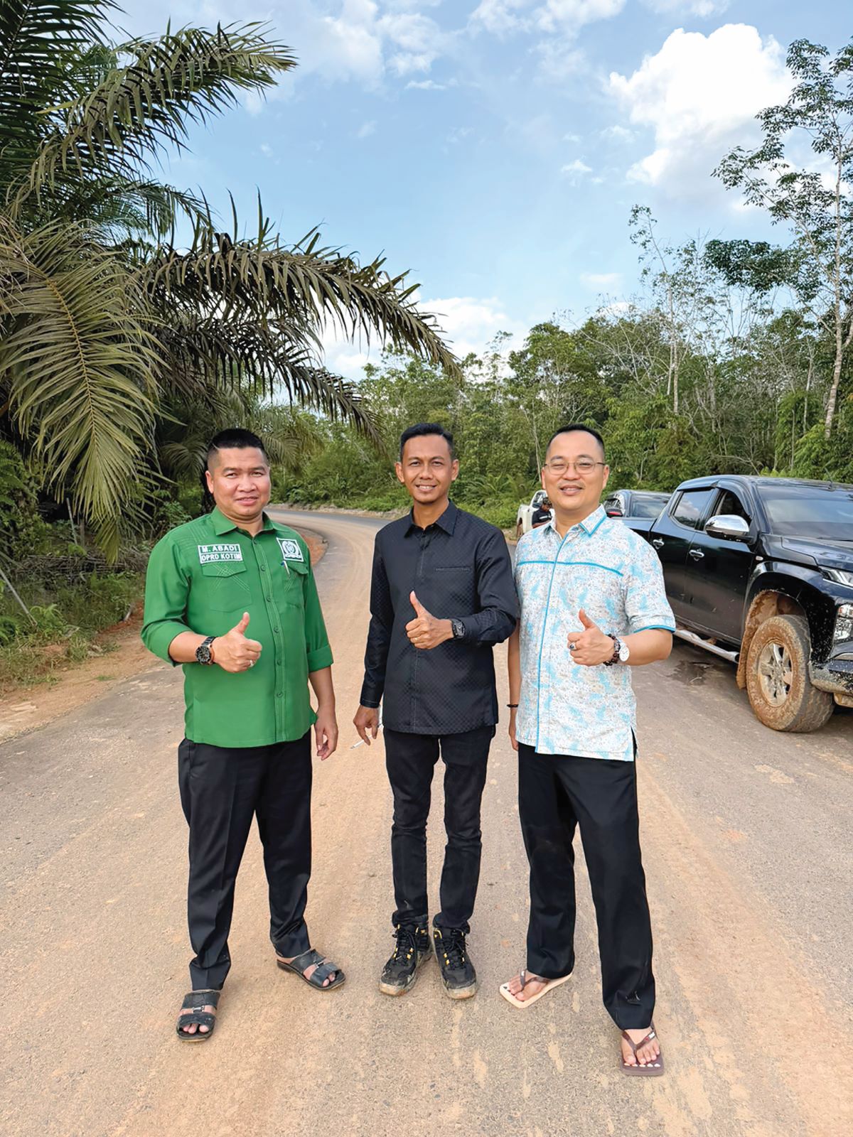PANTAU: Anggota DPRD Kotim, Andi Lala, M Abadi dan Hendra Sia saat memantau perbaikan ruas jalan Mentaya Hulu. FOTO: IST/RADAR SAMPIT