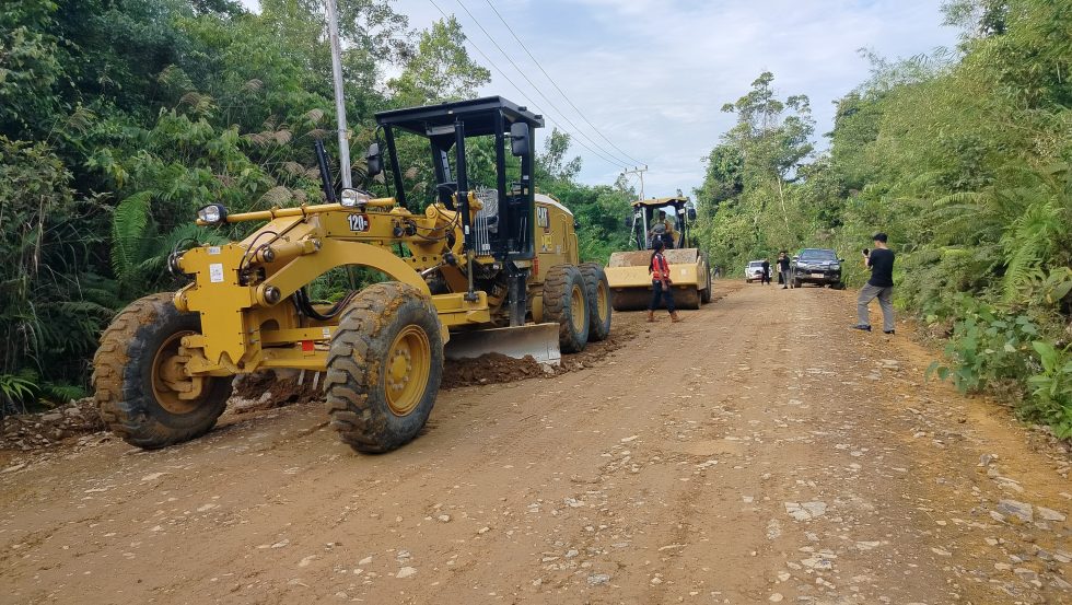 Sejumlah alat berat pengadaan tahun 2025, yang digunakan untuk memperbaiki ruas jalan dari Desa Tumbang Sian menuju Tumbang Napoi
