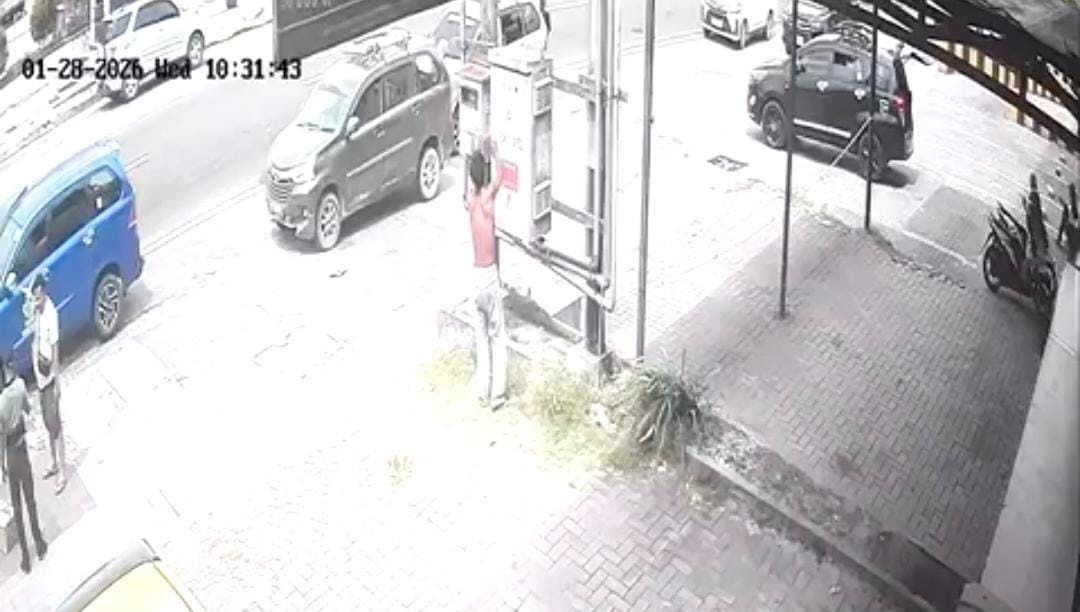 BERBAHAYA: Seorang yang diduga tak waras sedang membuka gardu listrik di Pangkalan Bun. (warga/radar sampit)