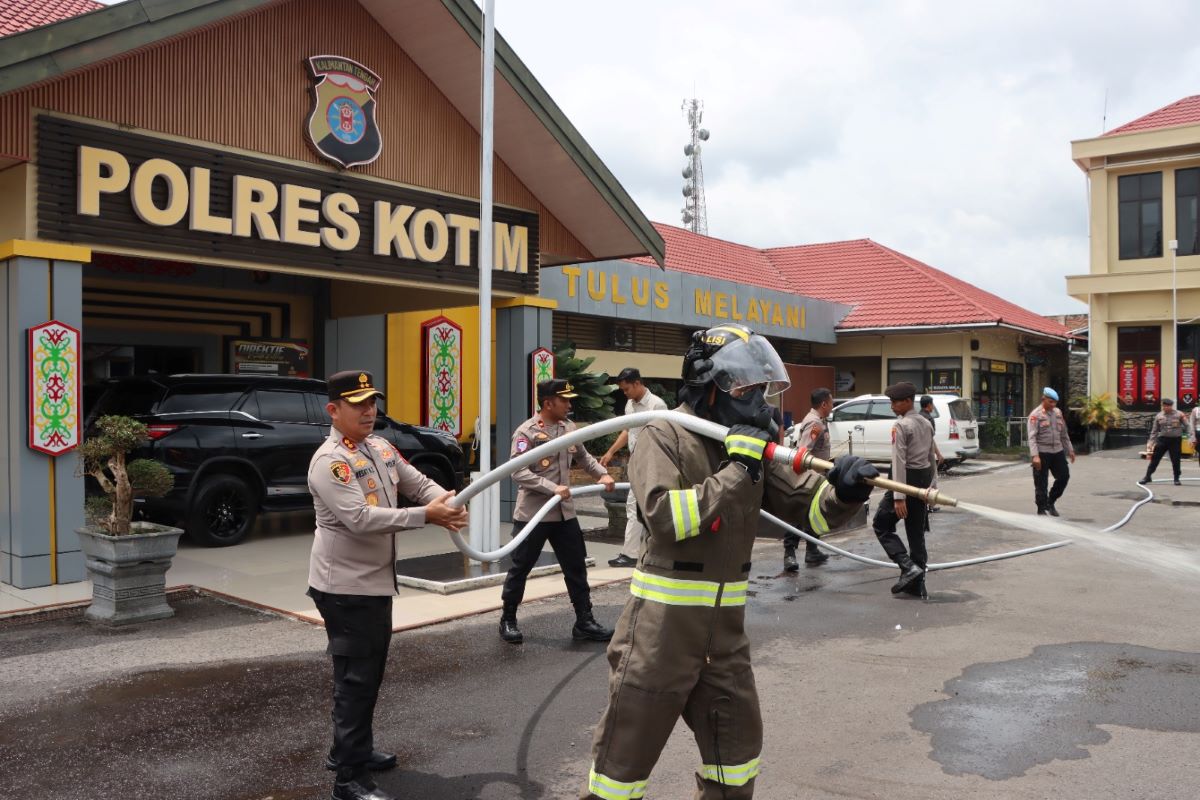 PERSIAPAN : Kapolres Kotim AKBP Resky Maulana Zulkarnain mengikuti simulasi pemadaman kebakaran di halaman Mapolres Kotim, Rabu (28/1/2026). FOTO: POLRES KOTIM/RADAR SAMPIT