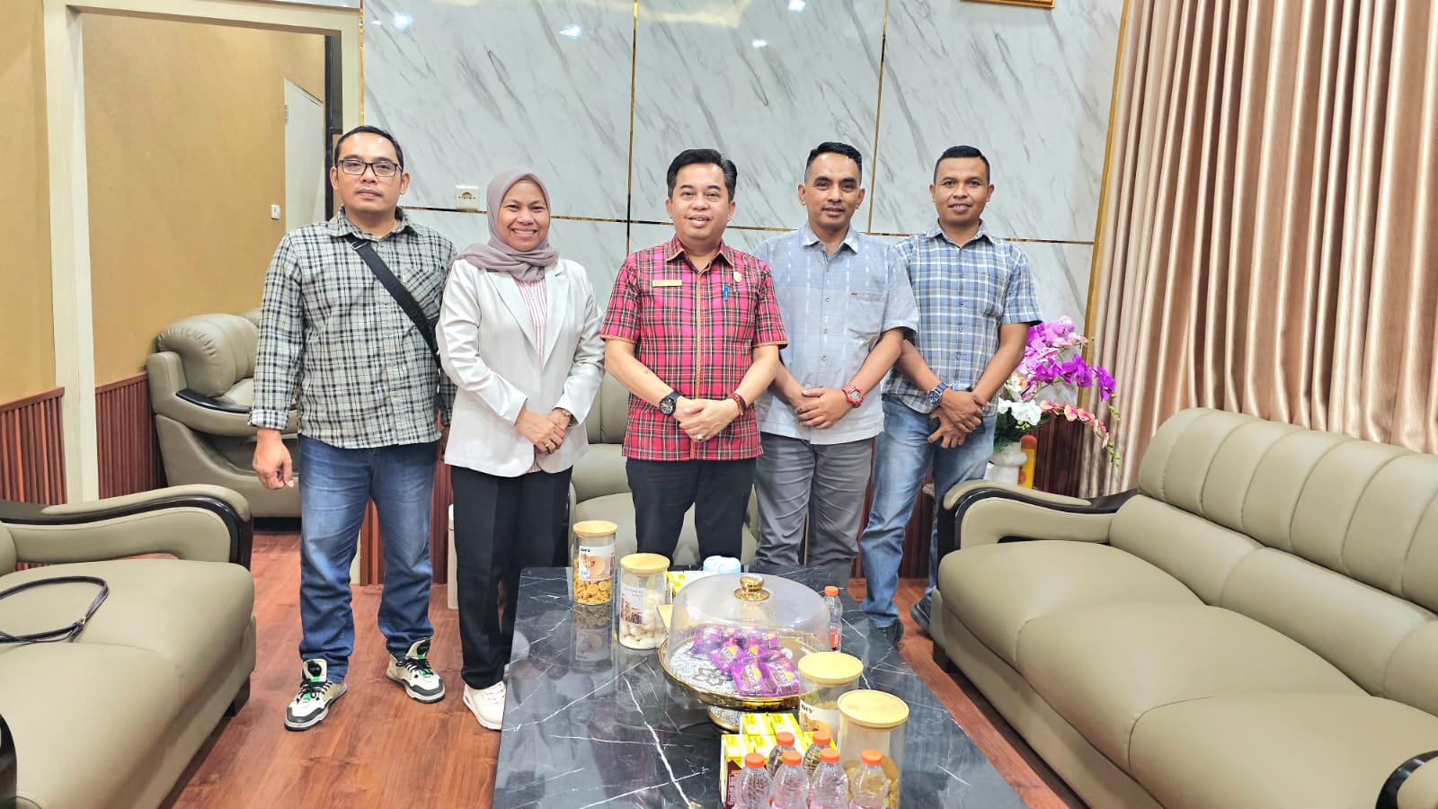 Manajemen Surat Kabar Harian (SKH) Radar Sampit melakukan silaturahmi awal tahun dengan Ketua DPRD Kabupaten Kotawaringin Timur (Kotim), Rimbun.
