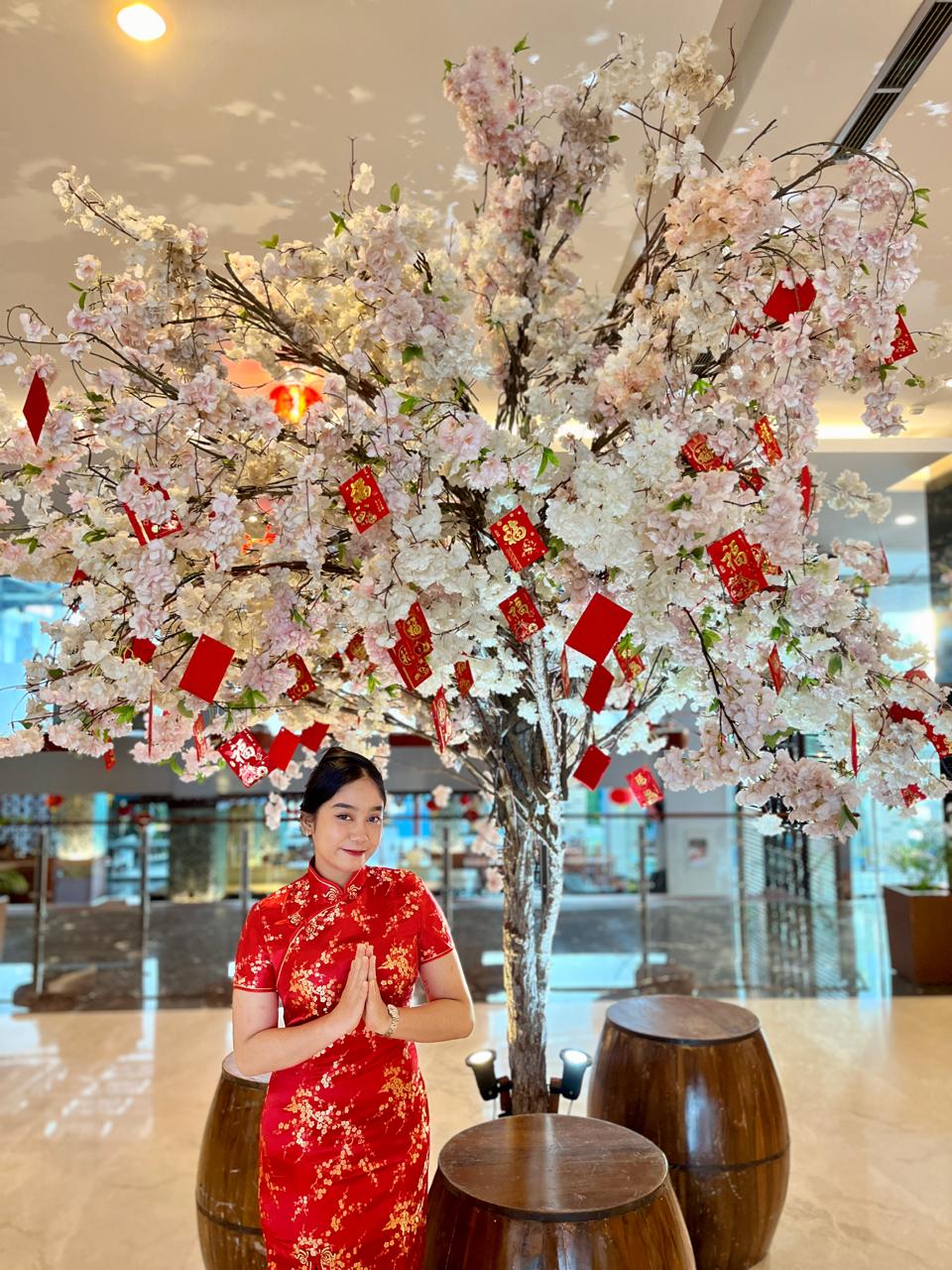 Karyawati Swiss-Belhotel Danum Palangka Raya menyambut tamu dengan balutan busana khas Imlek di area lobi hotel yang dihiasi Fortune Tree dengan Lucky Red Envelopes