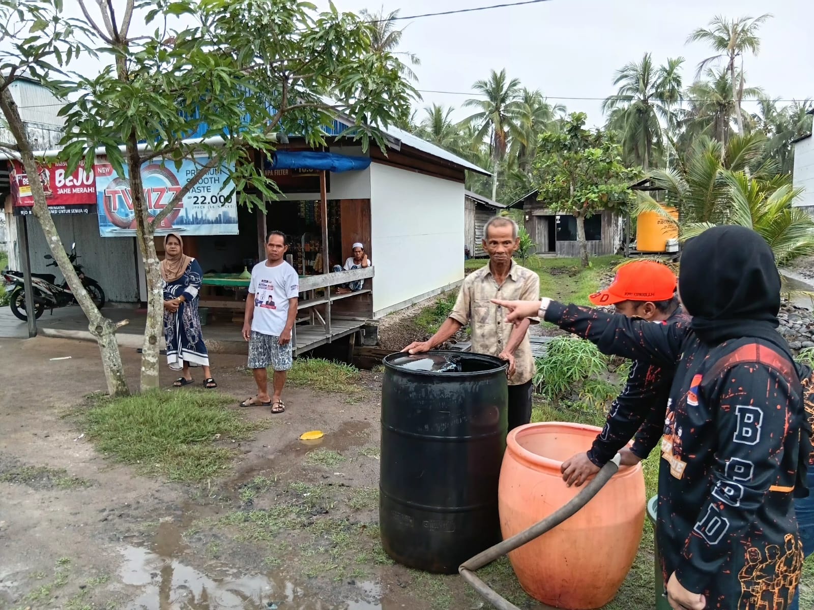 Penyaluran air bersih oleh BPBD ke wilayah Desa Regei Lestari, Kecamatan Teluk Sampit, Jumat (30/1/2026). (TRC BPBD Kotim)