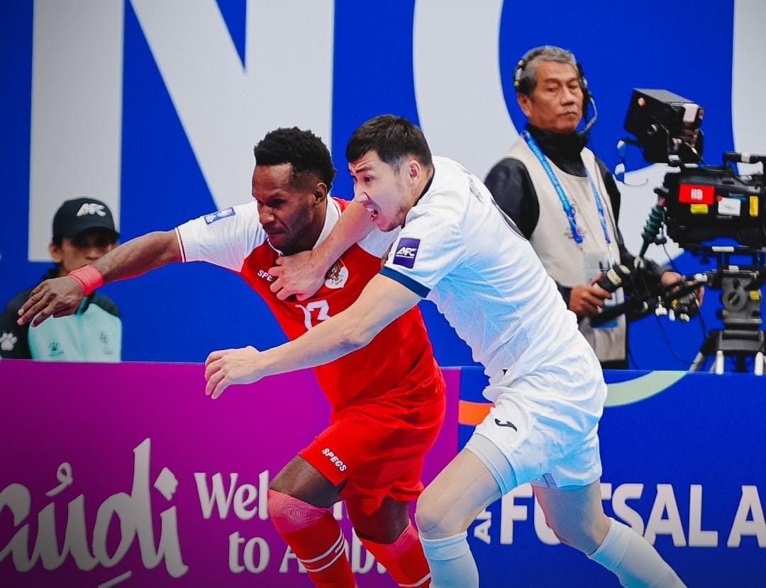 Pemain timnas Futsal Indonesia saat berhadapan dengan pemain Kirgistan, dalam babak penyisihan grup Piala Asia 2026, Kamis (29/1)