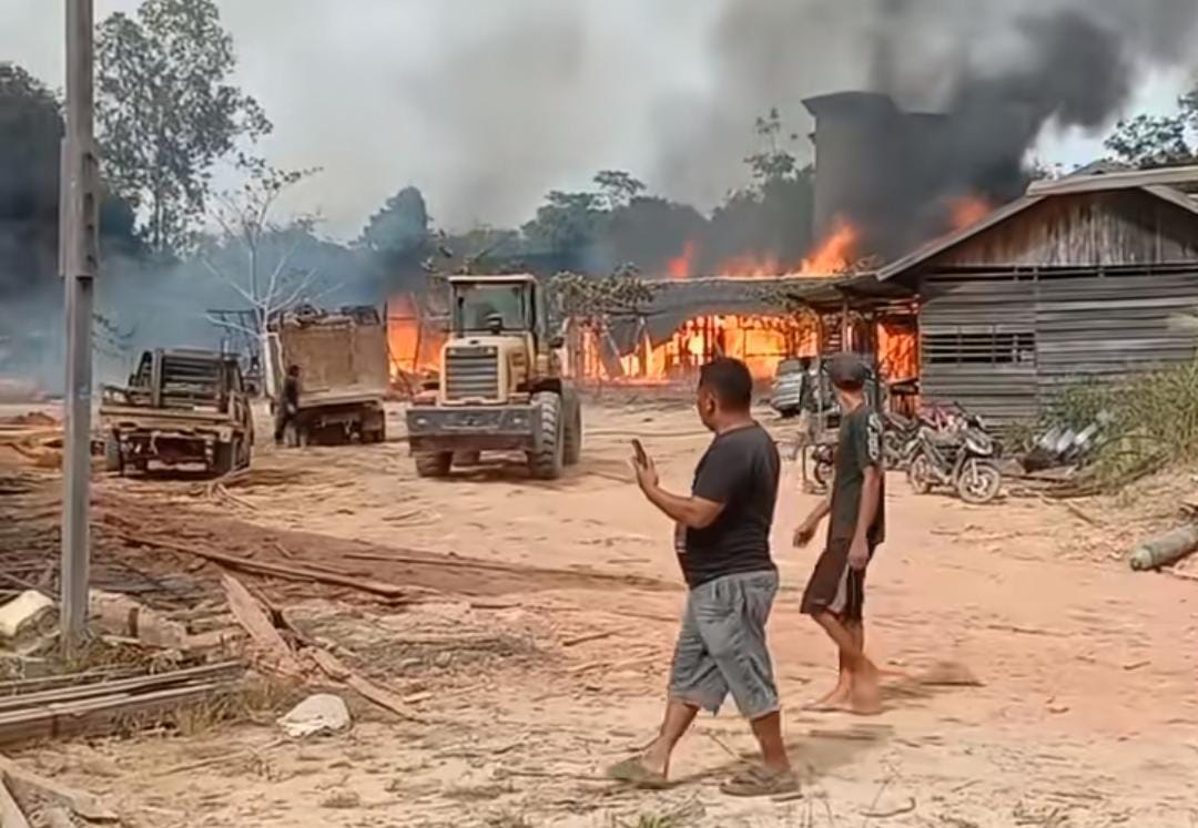 Kebakaran Mes Bansaw di Desa Tumbang Manggu Jumat sore (30/1/2026).