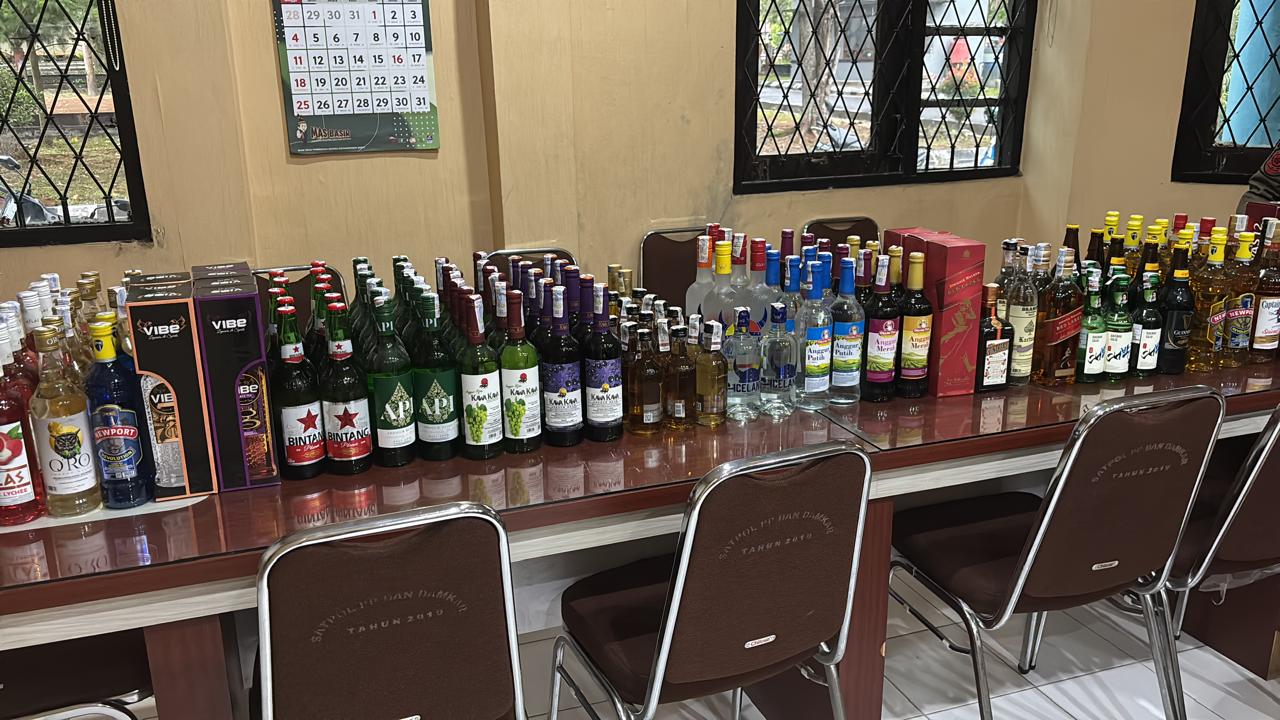 Minuman berbagai merk yang berhasil disita oleh Satuan Polisi Pamong Praja dalam penggerebekan di Jalan Kasan Rejo, RT 20, Kelurahan Sidorejo, Jumat (30/1)
