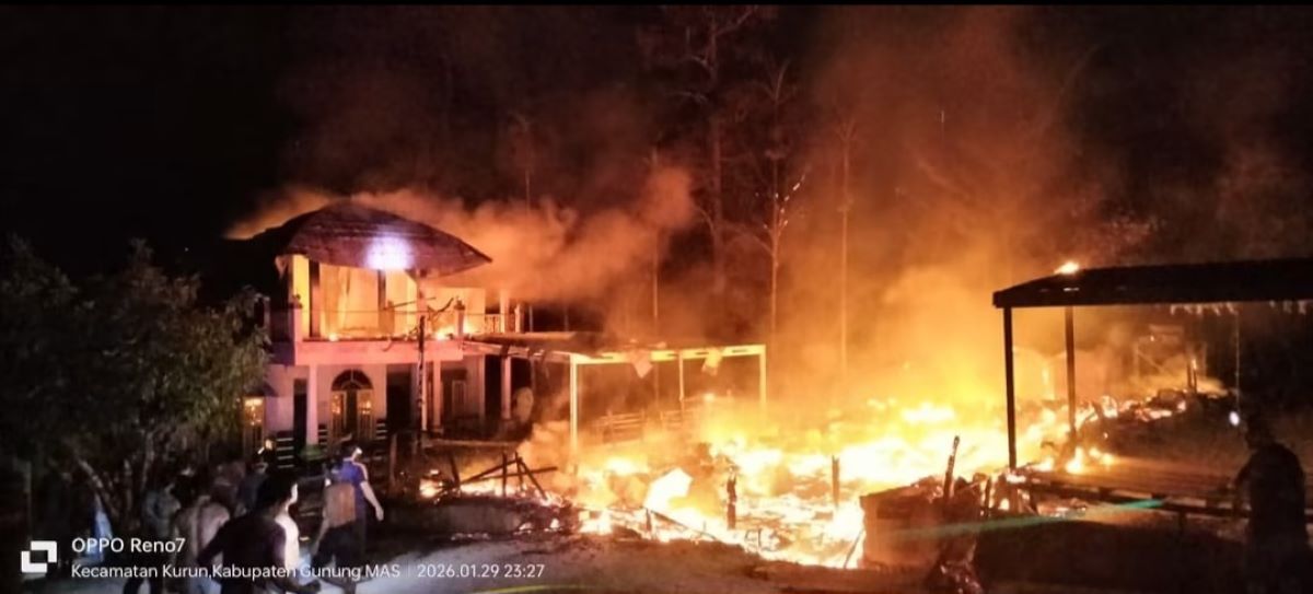 BERKOBAR : Api berkobar menghanguskan bangunan sekolah dan satu rumah warga, di Desa Petak Bahandang, Kecamatan Kurun, Kamis (29/1/2026) malam. FOTO : HUMAS POLRES GUMAS/RADAR SAMPIT