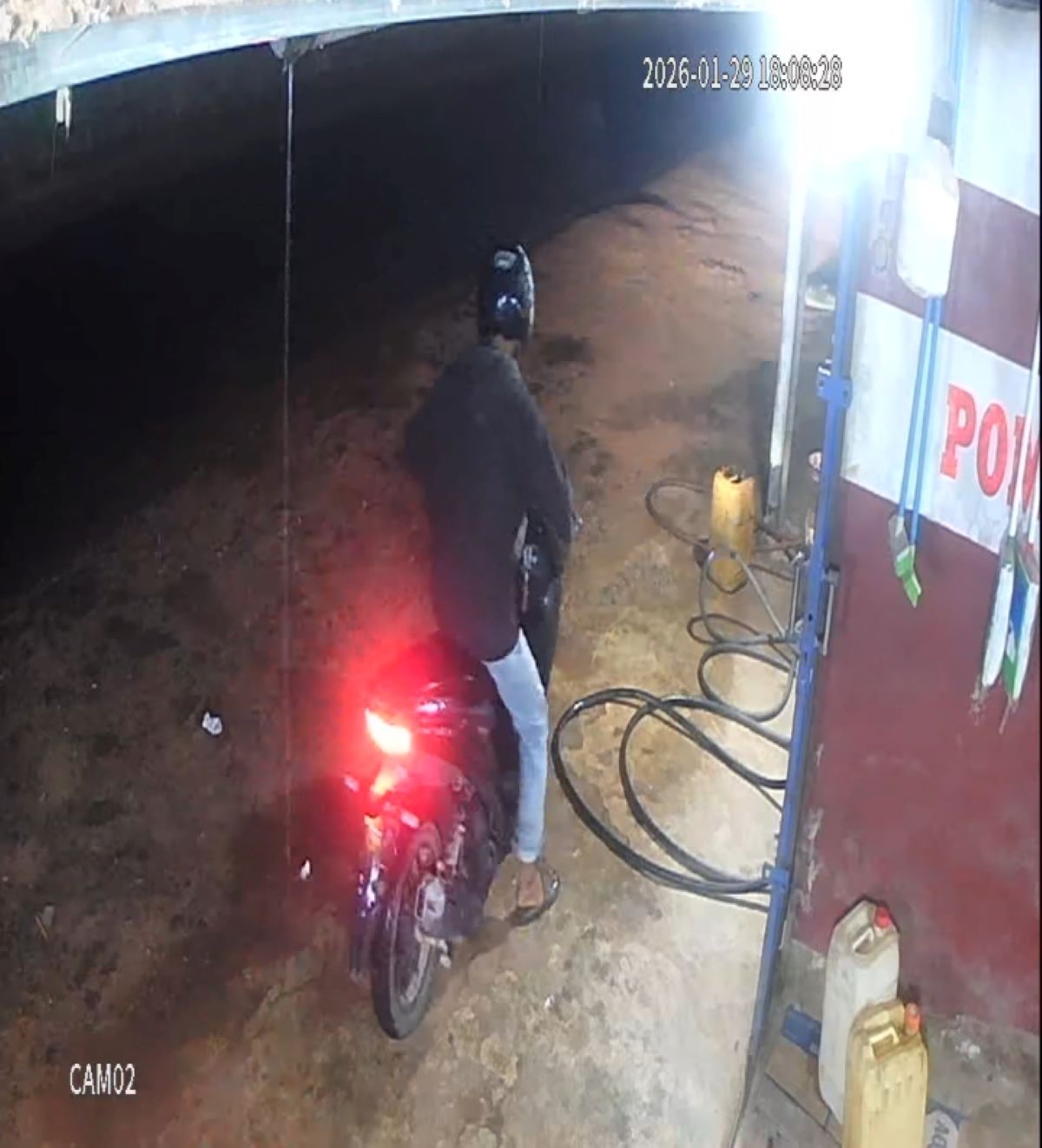 CURANMOR: Pelaku terekam CCTV membawa kabur sepeda motor milik Meri di POM mini simpang Berambai, Pangkalan Banteng, Kobar, Kamis (29/1/2026). FOTO: IST/RADAR SAMPIT