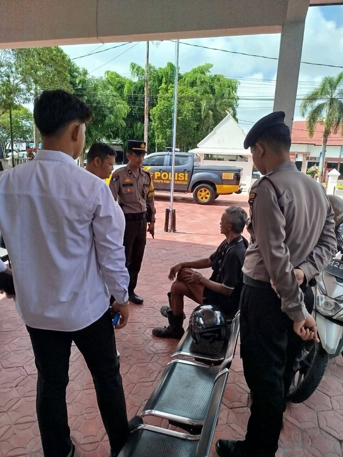 DIAMANKAN: Pamapta III SPKT Polres Kobar mengamankan ODGJ bersajam dan menyerahkannya ke Dinsos Kobar, Jumat (30/1/2026). FOTO: POLRES KOBAR/RADAR SAMPIT