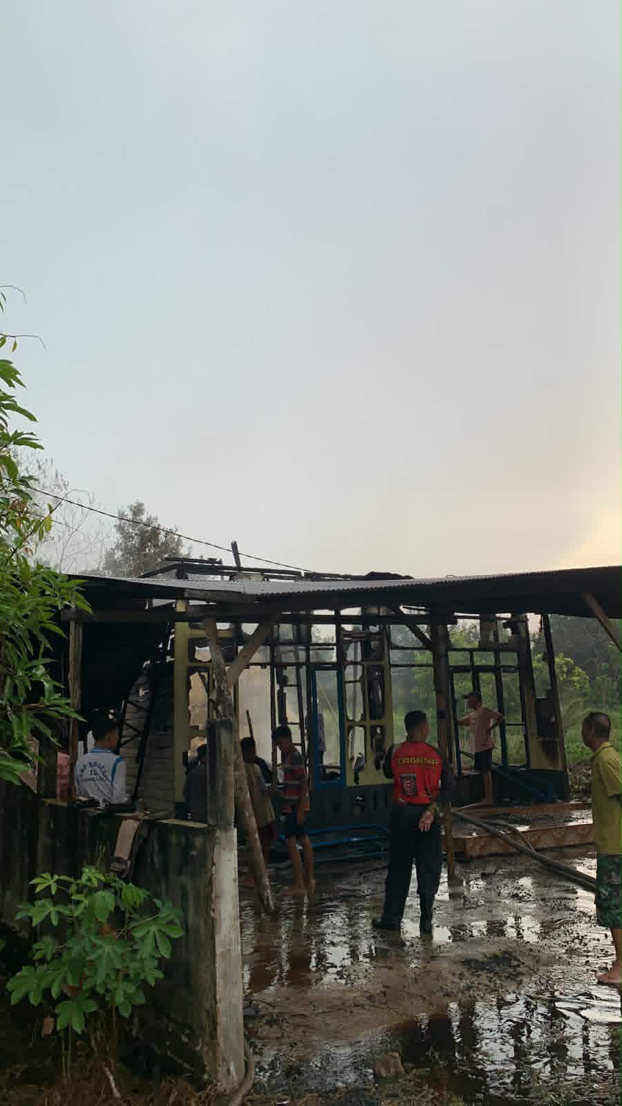 Sebuah rumah semi permanen di Jalan Karanggan, Kelurahan Panarung Palangka Raya hangus terbakar, termasuk bangunan walet di sampingnya, sesaat setelah sambaran petir melanda, Jumat (30/1) siang.