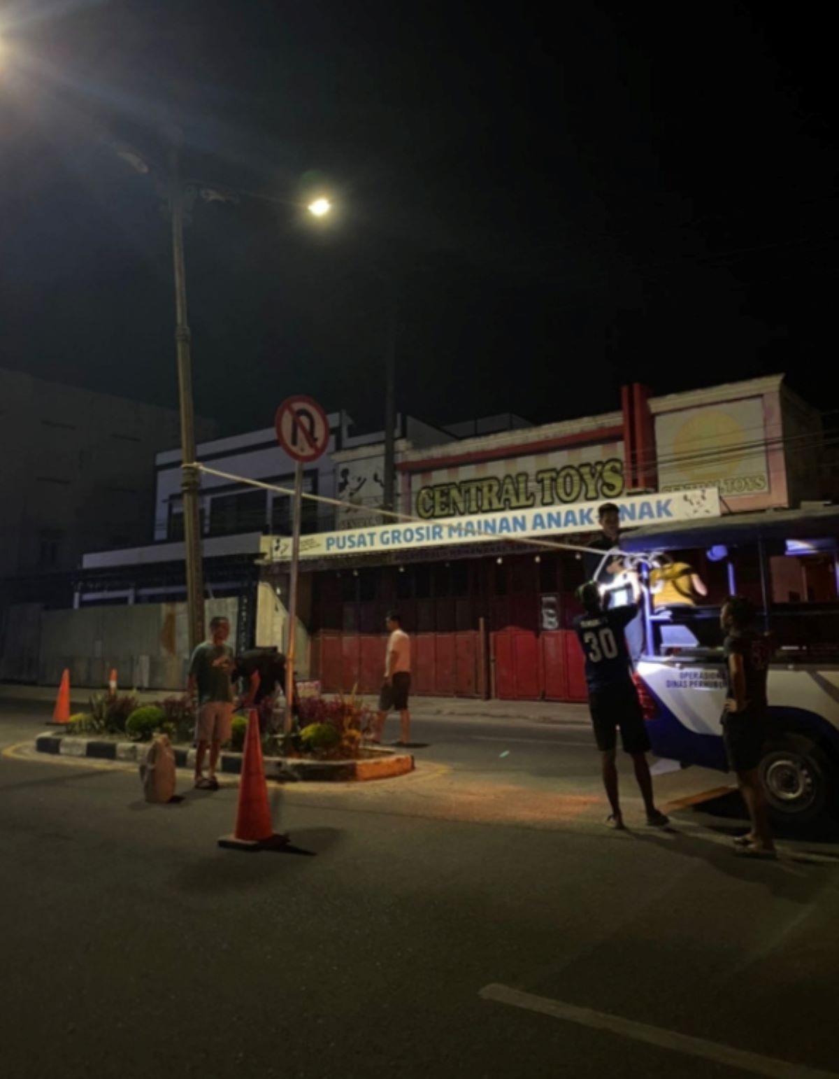 DIPERBAIKI : Dishub kobar perbaiki tiang Penerangan Jalan Umum (PJU) yang miring di sejumlah ruas jalan di Kota Pangkalan Bun, belum lama ini. FOTO: IST/RADAR SAMPIT