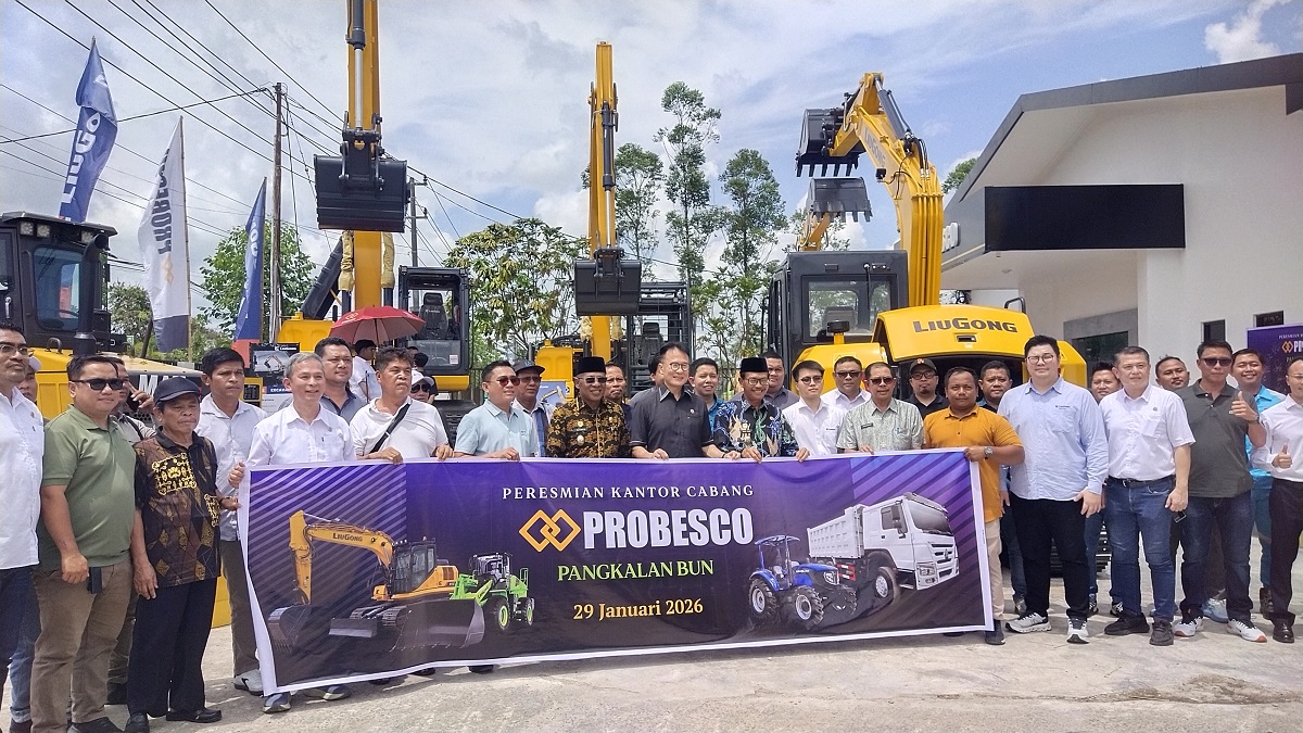 Manajemen PT Probesco Disatama berfoto bersama Wakil Bupati Kotawaringin Barat dan Wakil Bupati Lamandau usai peresmian kantor cabang baru di Pangkalan Bun