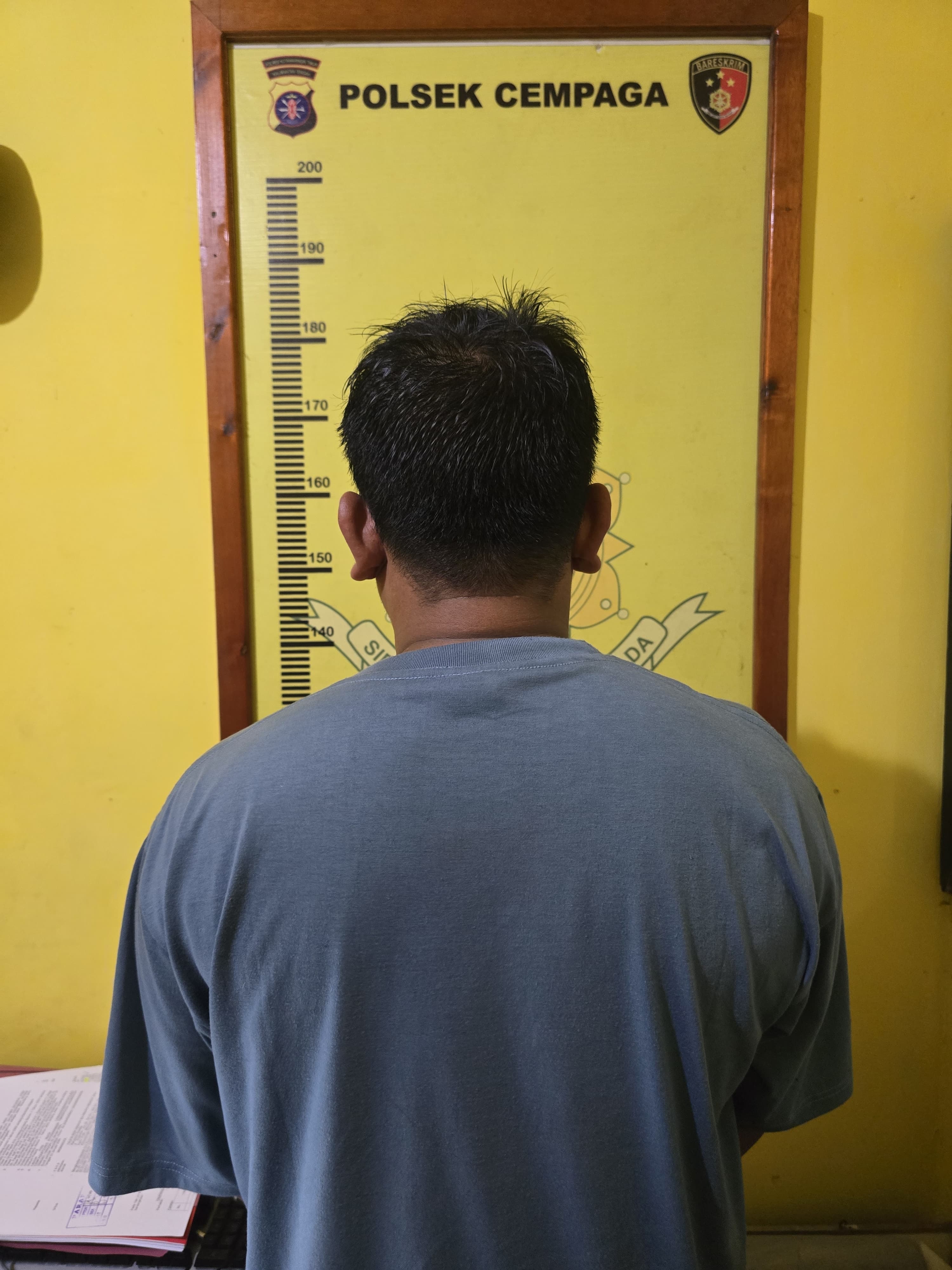 RB, pria 35 tahun saat diamankan di Kantor Polsek Cempaga, Kamis (29/1).