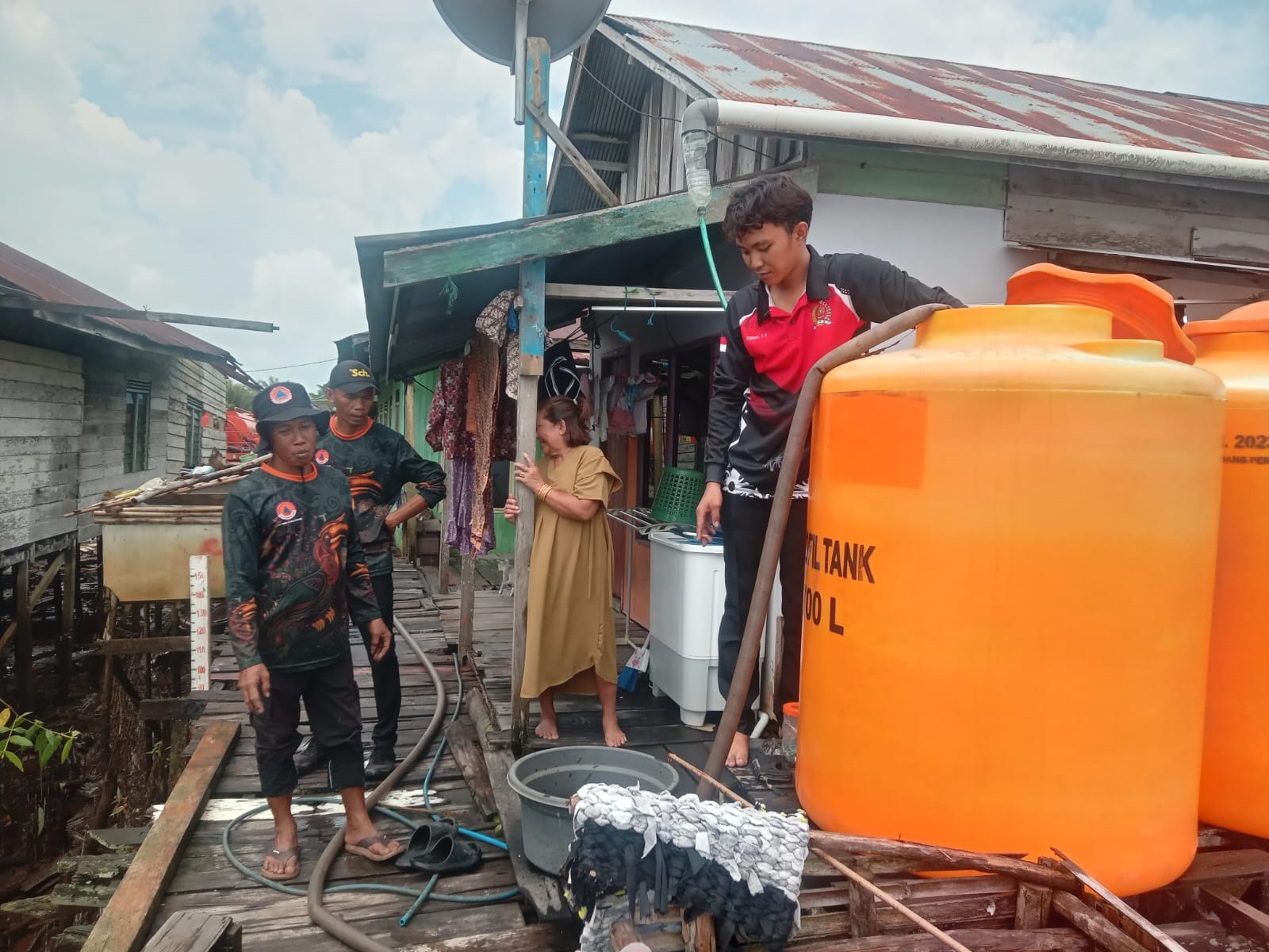 BPBD Kotim distribusikan air bersih untuk warga di Desa Bagendang Permai yang mengalami krisis air bersih, Kamis (29/1).