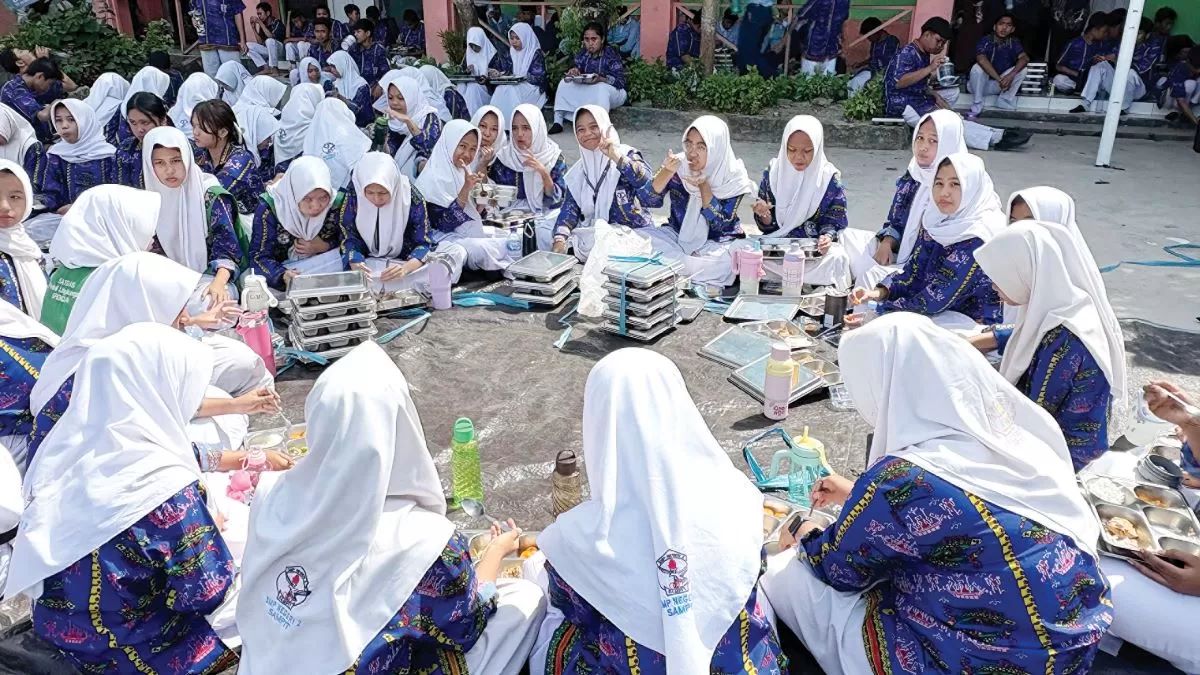 PROGRAM PEMERINTAH: Pelajar di Kota Sampit, Kotawaringin Timur, Kalimantan Tengah mendapatkan asupan makanan bergizi pada program MBG. FOTO: DOK.YUNI/RADAR SAMPIT