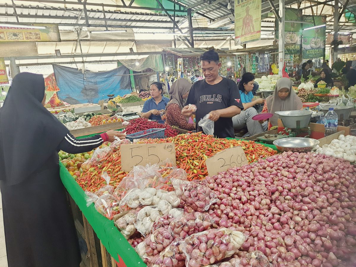 PASAR: Aktivitas pedagang kebutuhan pokok di Pasar Al Kamal, Sampit, Kamis, (29/1/2026). FOTO: HENY/RADAR SAMPIT