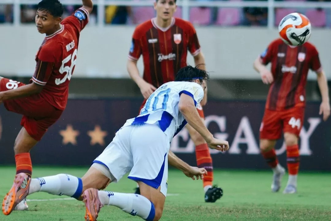 Andrew Jung mencetak gol kemenangan Persib Bandung atas Persis Solo di Manahan. (Dok: Persib)