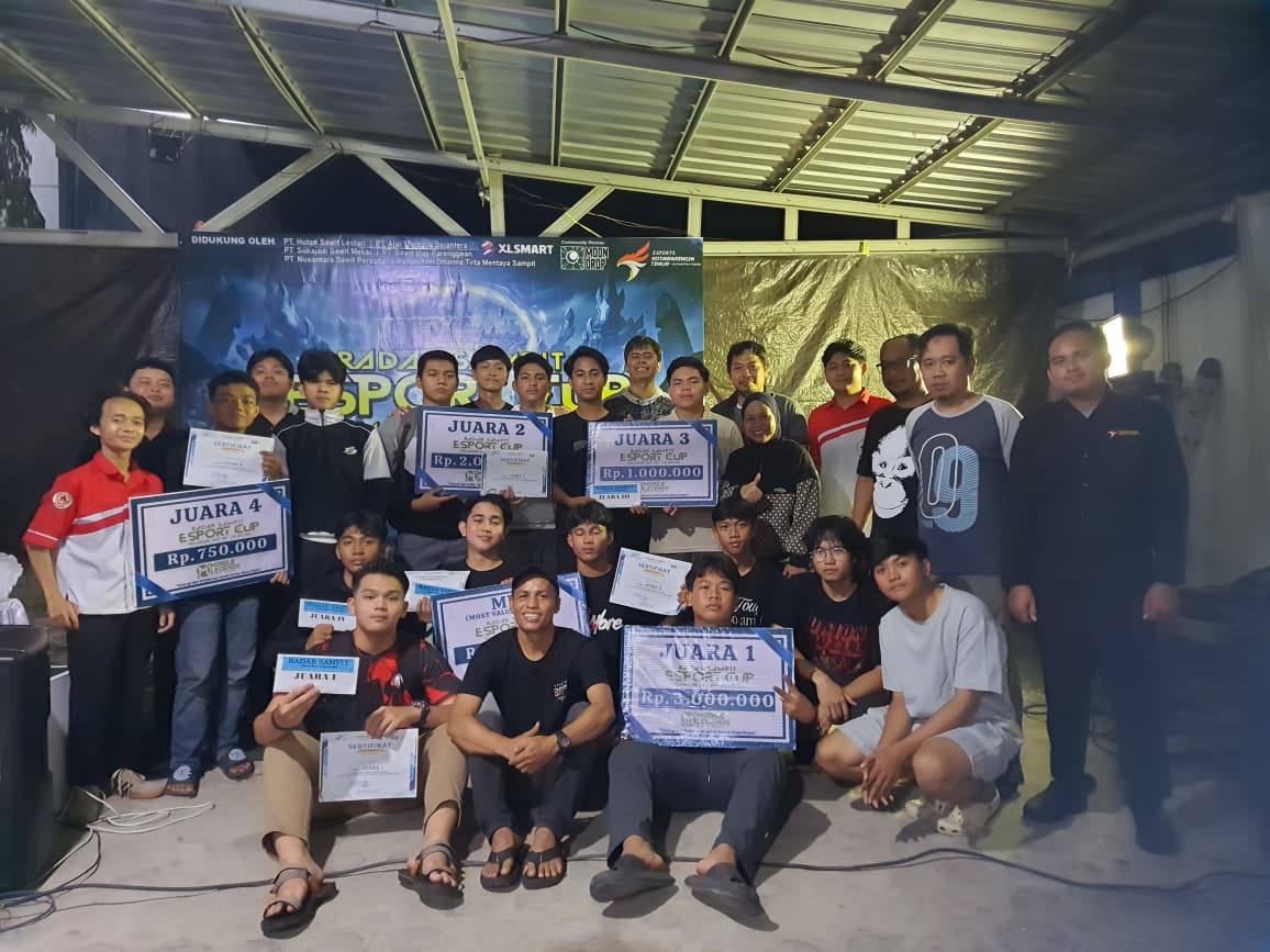 Para juara 1-4 dan peraih MVP ajang Esport Radar Sampit Cup 2026, bersama panitia dan jajaran manajemen Radar Sampit, Minggu (1/2/2026) malam.