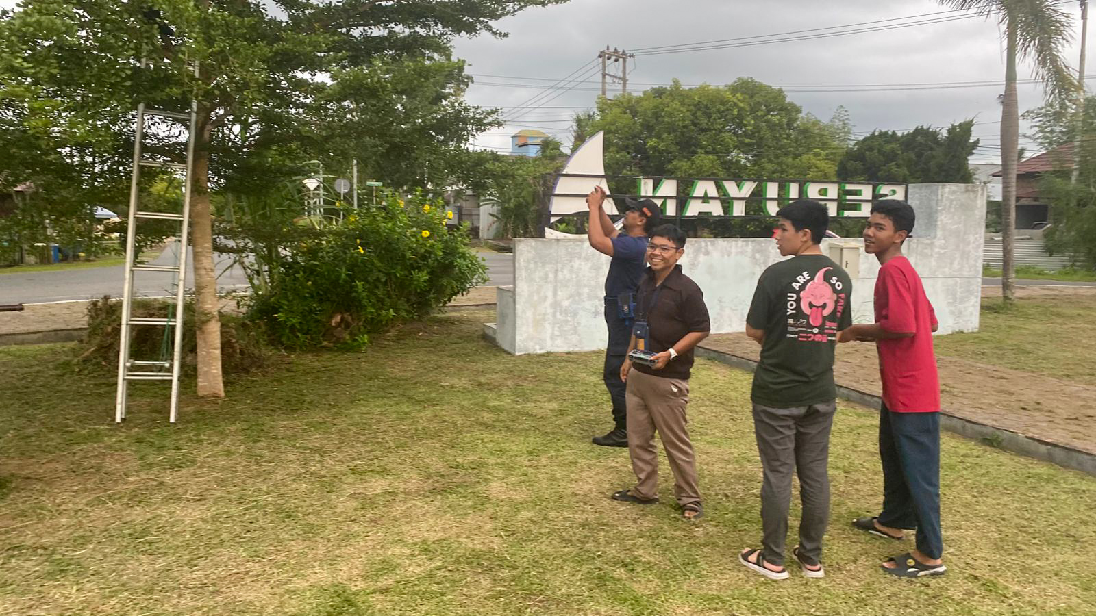 Beberapa warga saat memperhatikan petugas Damkar Seruyan, mengevakuasi sebuah drone yang tersangkut di pucuk sebuah pohon, Sabtu (31/1).