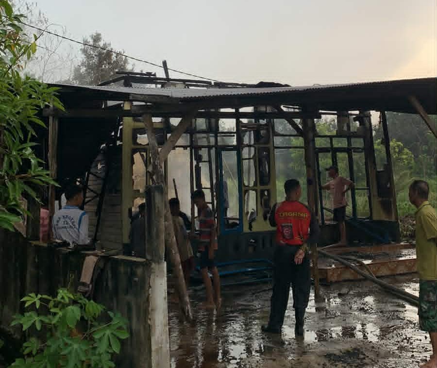 PENANGANAN : Tim Pemadam Kebakaran Kota Palangka Raya yang dibantu unsur TNI, Polri, Dinas Kehutanan Provinsi, PLN, TSAK, serta sejumlah relawan pemadam swasta. (damkar/radar sampit)