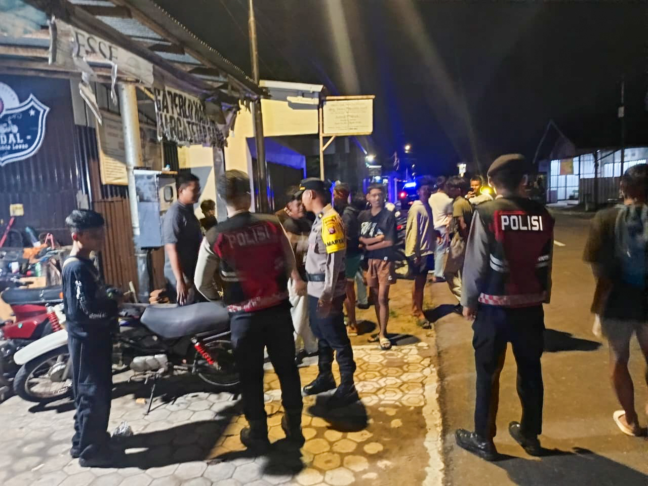 Petugas kepolisian saat mendatangi sekumpulan pemuda di Jalan Ahmad Yani, Kuala Pembuang, Sabtu (31/1).