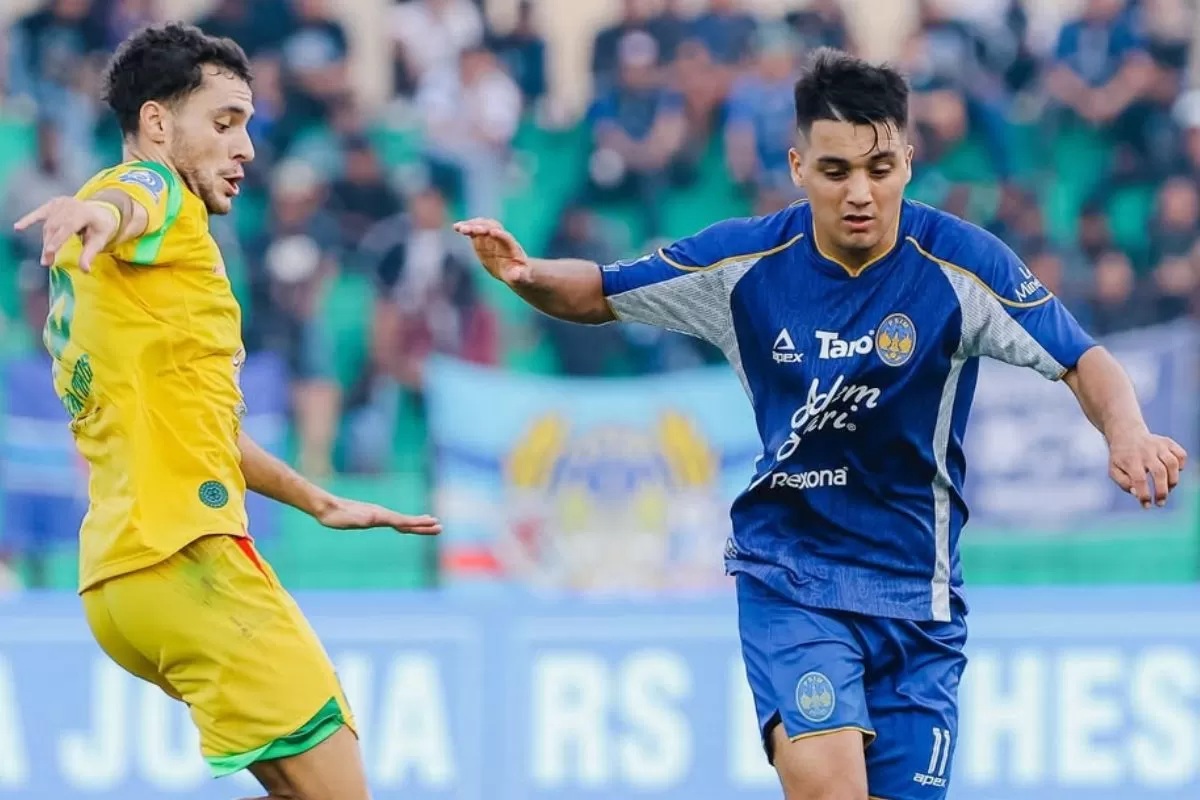 Ezequiel Vidal dari PSIM Yogyakarta (kanan) saat melawan Persebaya. (Dok. PSIM)