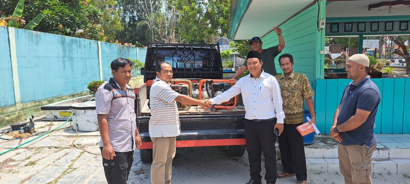 Lurah Padang Irvanudin menyerahkan mesin penyemprot air kepada perwakilan RW dan RT.