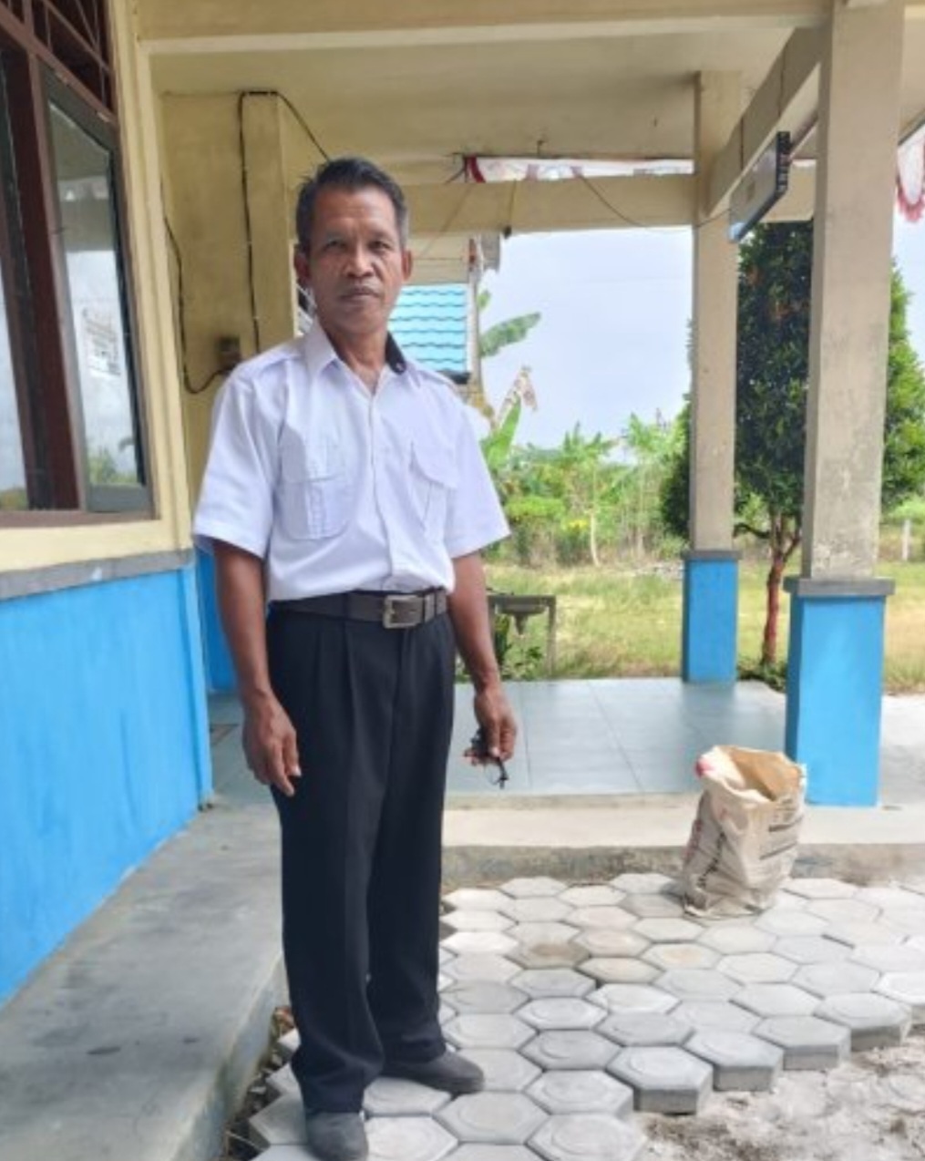 Kepala SMPN 4 Kurun Korpet ketika berdiri diatas paving yang dibawa pelajar alpa dan bolos, Sabtu (31/1).