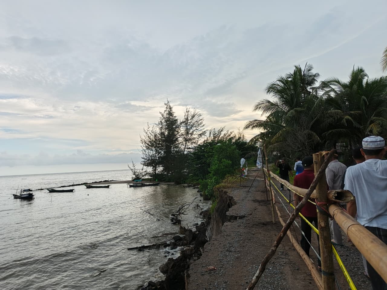Bupati Sukamara Masduki meninjau kondisi jalan di Desa Cabang Barat yang terkena abrasi.