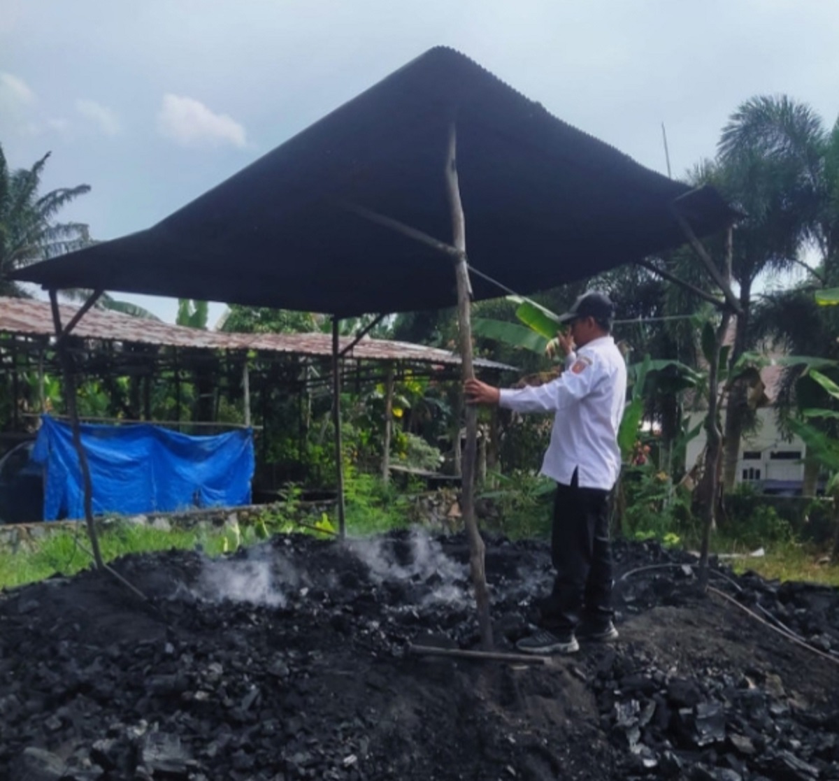 Dinas Lingkungan Hidup Kotawaringin Barat melakukan pengecekan ke pabrik pengolahan arang di Jalan Tjilik Riwut III, Madurejo, Kecamatan Arut Selatan