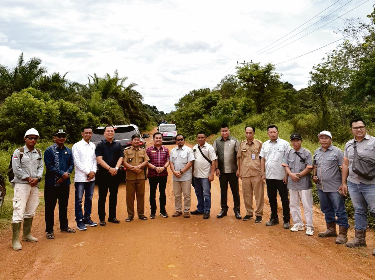 JALAN DESA : Ketua DPRD Kotim Rimbun bersama anggota dewan berfoto bersama seusai meninjau jalan Desa Mirah, Kecamatan Tualan Hulu, Kotim. FOTO : IST/RADAR SAMPIT