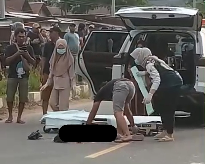 Kecelakaan lalu lintas terjadi di Jalan Ahmad Yani, Desa Karang Mulya, Kecamatan Pangkalan Banteng, Kabupaten Kotawaringin Barat, Senin (2/2/2026).Warga/Radar Sampit